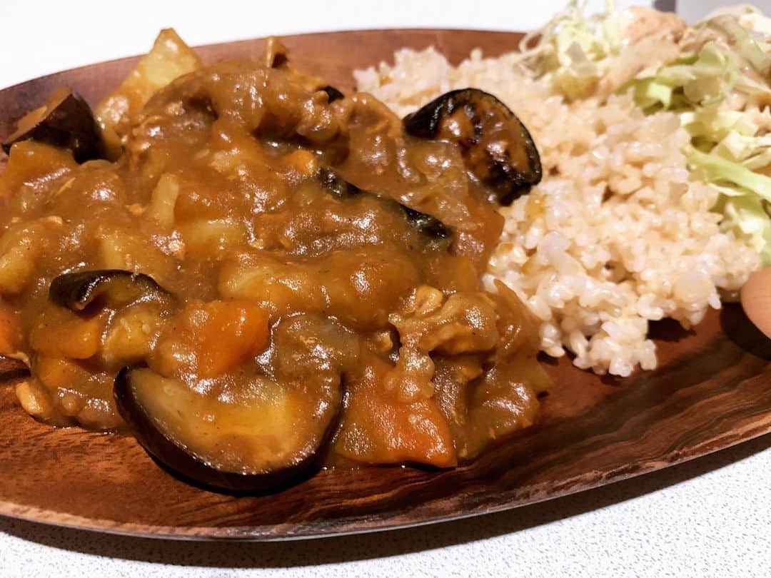 のインスタグラム：「久しぶりに料理できる時間あったから晩御飯作りました 「豚肉とナスのカレー」 米は玄米です ナスは風味と食感をより残すために一緒に煮込まないで、別で炒めておいて後から混ぜました #料理男子  #カレーライス🍛」