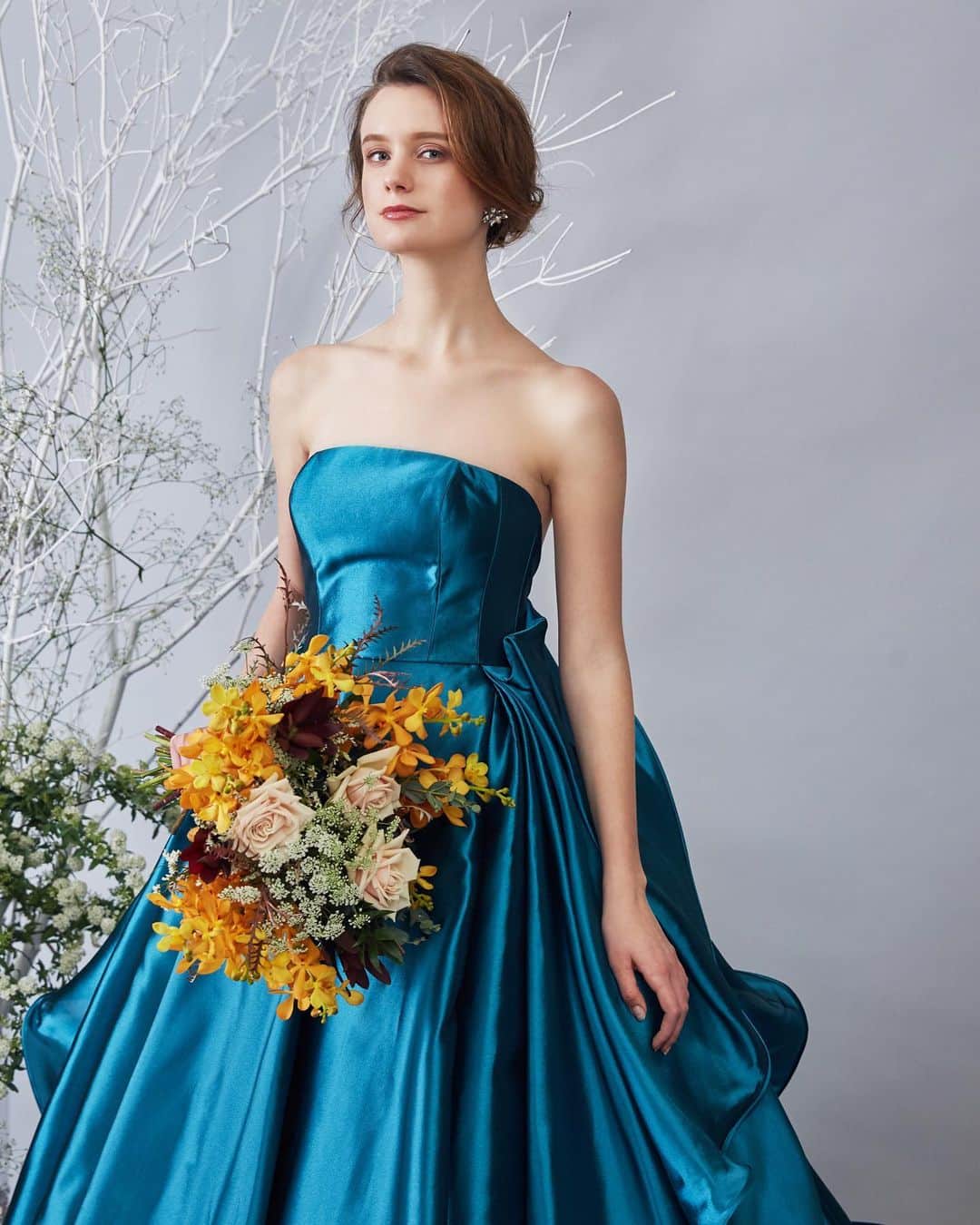 ACQUA　GRAZIE（アクア・グラツィエ）さんのインスタグラム写真 - (ACQUA　GRAZIE（アクア・グラツィエ）Instagram)「.﻿ 本日は大人っぽくオシャレにしたい花嫁さまにオススメの﻿ ロマンティックなブルー・水色のドレスをご紹介します◎﻿ ﻿ 憧れる花嫁さまも多いドレスブランド﻿ アントニオリーヴァ﻿ ﻿ 立体的なバックスタイルと﻿ そのシルエットを生み出すために最適なミカドシルクがふんだんに使用された﻿ アントニオリーヴァらしい１着＊*﻿ ﻿ 今までにない深みのあるブルーグリーンカラーは﻿ より気品あふれる花嫁さまを演出してくれます◎﻿ ﻿ —————﻿ ▼ドレスを試着したい方はコチラへ＊*﻿ http://bit.ly/2tsedfx﻿ >>> @acquagrazie﻿ ▼公式HPにはドレスラインナップがたくさん♪﻿ http://www.acquagrazie.com/sp/﻿ ﻿ 【商品名】：AR0027/GN﻿ ※店舗によって、取り扱いのない商品もございますので﻿ 予めご了承下さいませ﻿ —————﻿ ﻿ #アクアグラツィエ #ACQUAGRAZIE﻿ #AG花嫁﻿ #destinyline #デスティニーライン﻿ #プレ花嫁 #卒花 #wedding﻿ #日本中のプレ花嫁さんと繋がりたい﻿ #花嫁 #ウェディングドレス #ドレス迷子﻿ #ドレス試着 #ウェディングレポ﻿ #試着レポ #運命のドレス #卒花嫁﻿ #2021冬婚 #2021秋婚 ﻿ #2021春婚 #2021夏婚﻿ #結婚式準備 #weddingdress﻿ #試着 #試着レポ #ベストアニバーサリー﻿ #AR0027 #グリーンドレス﻿ #ブルードレス﻿ #ANTONIORIVA #アントニオリーヴァ」2月4日 19時00分 - acquagrazie