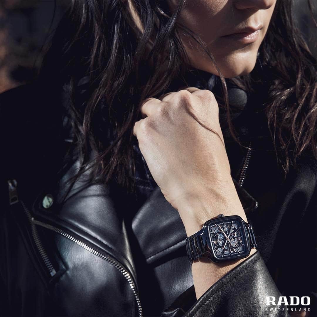 のインスタグラム：「Waiting and anticipating. Do it in city style with your True Square. #RadoTrueSquare #Feelit」