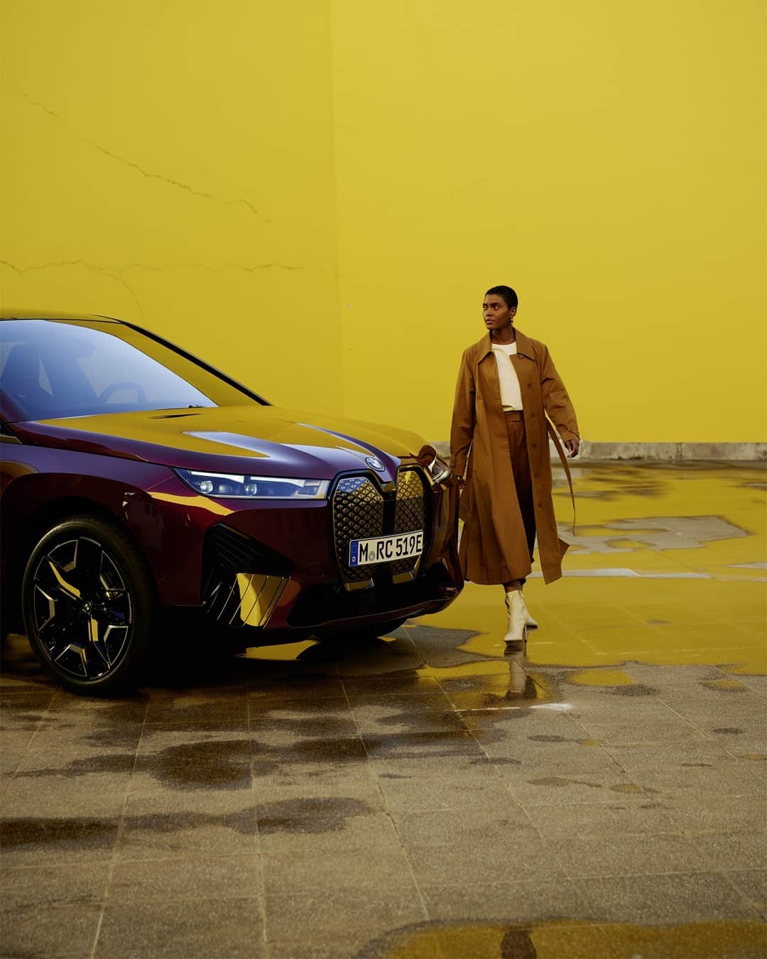 BMWのインスタグラム：「The messenger of a new era. The first-ever BMW iX. #THEiX #BMW #iX #BMWi #BornElectric @bmwi」