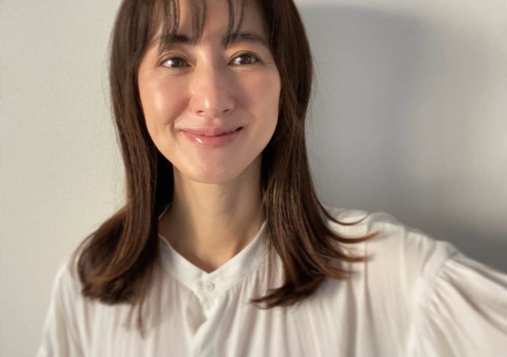 前田ゆかのインスタグラム：「今日も書のお稽古に行ってきました。  昨日はご覧下さりありがとうございました。 コメント&登録もしてくださり感謝です✨  慣れないことなので編集にも撮影にも時間がかかってます😅  でもいい緊張感があります！！ 鮮度がアップデイトする感覚が🙆‍♀️ 一つ一つやりますのでどうぞよろしくお願いします❗️ #youtube  #MAEDAYUKACHANNEL #書道」