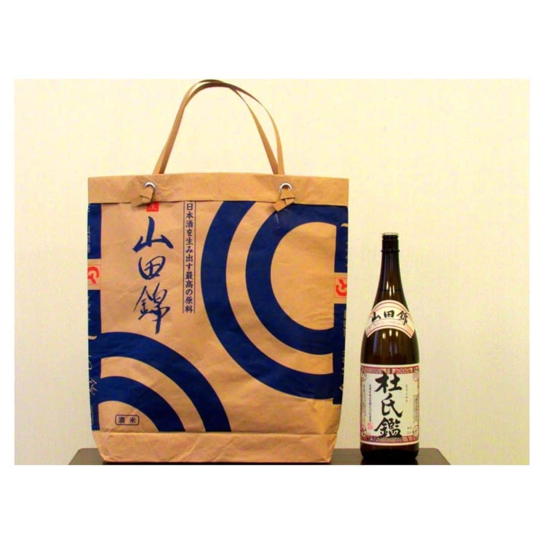 白鶴酒造株式会社さんのインスタグラム写真 - (白鶴酒造株式会社Instagram)「【米袋エコバッグ】 レジ袋有料化で、エコバッグをお使いの方も多いと思いますが、白鶴酒造資料館でもエコバッグを発売しました！  このエコバッグ、白鶴が原料として使用している酒米の王様「兵庫県産の山田錦」の30kg入り米袋を、ご近所の障害福祉作業所「ぽこぁぽこ」さんがリメイクしてくださっています。山田錦の文字を活かしたらとってもビッグサイズになりました！ 蛇の目がかっこいい丈夫なエコバッグ、資料館のお買い物にも、普段のお買い物にも使ってくださいね。  （売上金の一部は、神戸市社会福祉協議会の善意銀行へ寄付されます） http://www.hakutsuru.co.jp/corporate/news/2021/post-176.shtml  #日本酒 #白鶴 #hakutsuru #japan #神戸 #kobe #酒 #sake #japanesesake #japaneseculture #灘五郷 #GI灘五郷 #lovehyogo #lovekobe #insta_higashinada #エコバッグ #レジ袋 #米袋 #山田錦 #ぽこぁぽこ」2月4日 19時02分 - hakutsuru_official