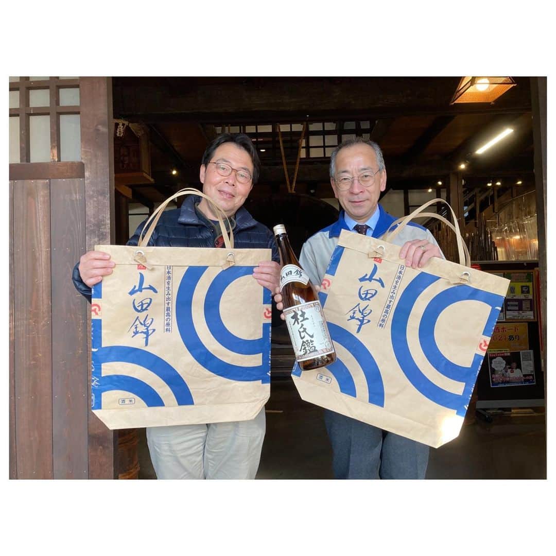 白鶴酒造株式会社さんのインスタグラム写真 - (白鶴酒造株式会社Instagram)「【米袋エコバッグ】 レジ袋有料化で、エコバッグをお使いの方も多いと思いますが、白鶴酒造資料館でもエコバッグを発売しました！  このエコバッグ、白鶴が原料として使用している酒米の王様「兵庫県産の山田錦」の30kg入り米袋を、ご近所の障害福祉作業所「ぽこぁぽこ」さんがリメイクしてくださっています。山田錦の文字を活かしたらとってもビッグサイズになりました！ 蛇の目がかっこいい丈夫なエコバッグ、資料館のお買い物にも、普段のお買い物にも使ってくださいね。  （売上金の一部は、神戸市社会福祉協議会の善意銀行へ寄付されます） http://www.hakutsuru.co.jp/corporate/news/2021/post-176.shtml  #日本酒 #白鶴 #hakutsuru #japan #神戸 #kobe #酒 #sake #japanesesake #japaneseculture #灘五郷 #GI灘五郷 #lovehyogo #lovekobe #insta_higashinada #エコバッグ #レジ袋 #米袋 #山田錦 #ぽこぁぽこ」2月4日 19時02分 - hakutsuru_official