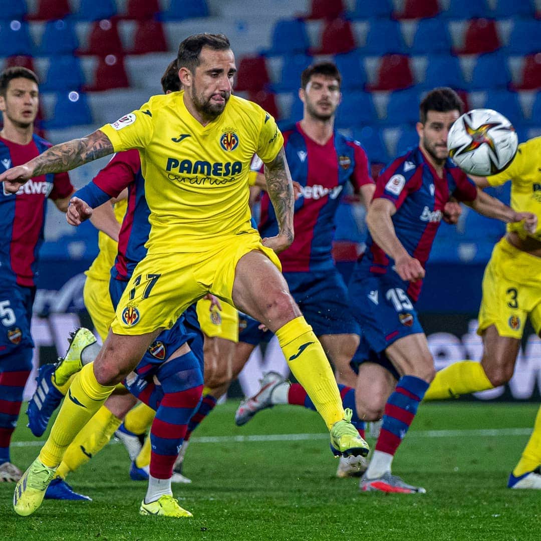 フランシスコ・アルカセルのインスタグラム：「Las derrotas siempre son difíciles de asimilar, pero son las que te hacen luego disfrutar más de las victorias. Este EQUIPO  nunca se rinde 💪 ¡Cabeza arriba! #EndavantVillarreal」