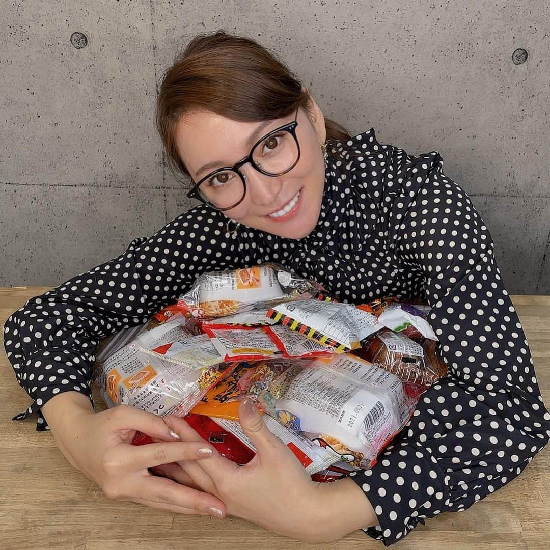 加藤綾菜さんのインスタグラム写真 - (加藤綾菜Instagram)「小学生の時の夢だった駄菓子を買い占めてお腹いっぱい食べました🥰🥰🥰 昔よく食べていたお気に入り駄菓子屋も紹介しています💕 是非見てね🥰 チートday(ダイエット休みの日)でカトちゃんに秘密で食べました💕💕 #YouTube #加藤家の日常 #駄菓子 #大人買い #夢だった大人買い」2月4日 19時04分 - katoayana0412