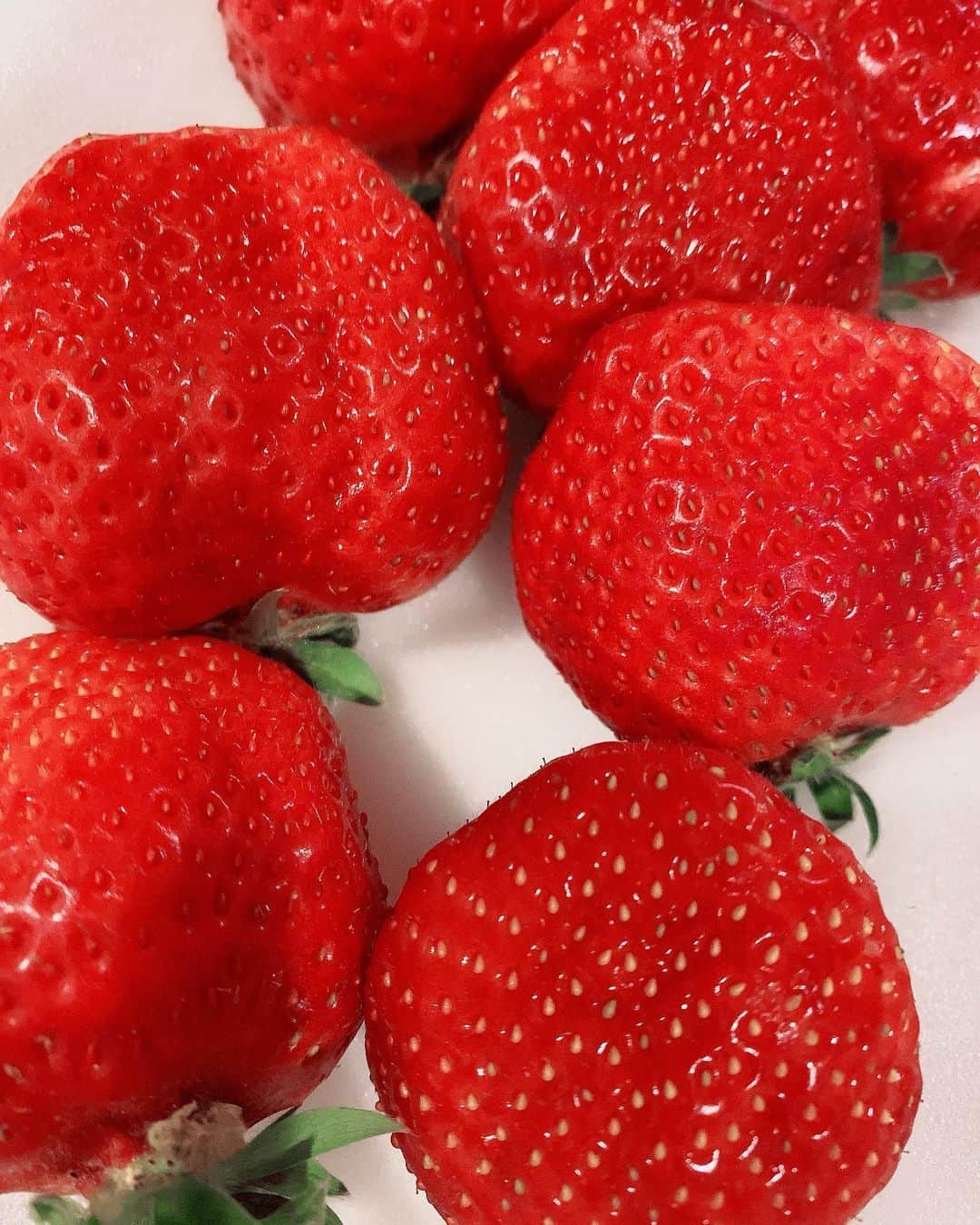 室谷香菜子のインスタグラム：「大粒の輝くいちごを安く買うことが出来てハッピー♡🙌🍓 すぐに見つかりました👶  #いちご #春 #果物 #いちご大好き #赤 #元気が出る」