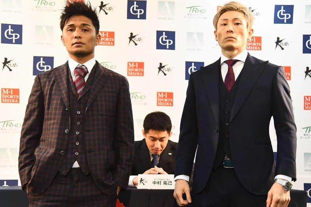 のインスタグラム：「ネクタイをちゃんと絞めれてない所がお子ちゃま君🤣 ベルトも忘れてるしチャックも少し空いてる🥺笑  #記者会見 #スーツ #スーツ男子 #オーダーメイド #kickboxing #fighter」