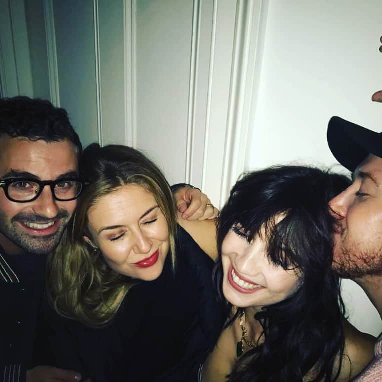 デイジー・ロウのインスタグラム：「It’s Thursday morning... and I miss getting close and cuddling my friends with plenty of cocktails in me. Sending a big cuddle to everyone in lockdown... loving you from a safe distance & I can’t wait until we can appreciate life’s simple pleasures together again ♥️」