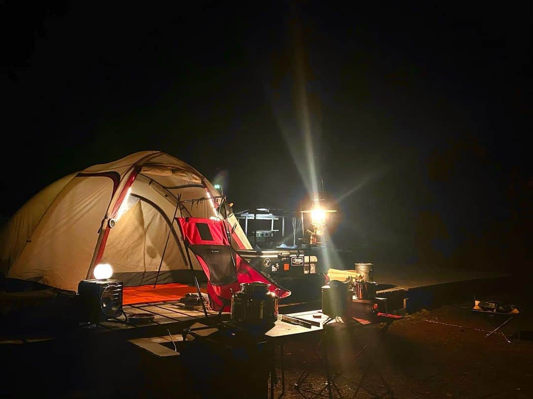 淳士のインスタグラム：「2021 初ソロキャン🏕✨﻿ ﻿ 天候にも恵まれた最高キャンプだった☀️﻿ ﻿ 良き景色、良き空気、良き孤独✨﻿ ﻿ 配信も含めてとてもいい時間を過ごせた( ´ ∀ ` )﻿ ﻿ ﻿ あ！一つ学んだ。﻿ ﻿ 風の強い時に席を離れるなら、椅子は地面に伏せておくか布は外すべきだね( ´ ∀ ` )﻿ ﻿ でないとあいつ、焚き火にダイブしちゃうぞ(・∀・)﻿ ﻿ ホントとろり(ノ∀ ` )ノ❤️（写真2）﻿ ﻿ ちっと風通し良くなったけど、まだまだ使えるぞ😃（写真3）﻿ ﻿ また近々行こっと😆🏕﻿ ﻿ ﻿ ﻿ #ソロキャン﻿ #椅子﻿ #焚き火にダイブ﻿ #とろり﻿ #タクティカル﻿ ﻿ ﻿ ﻿」