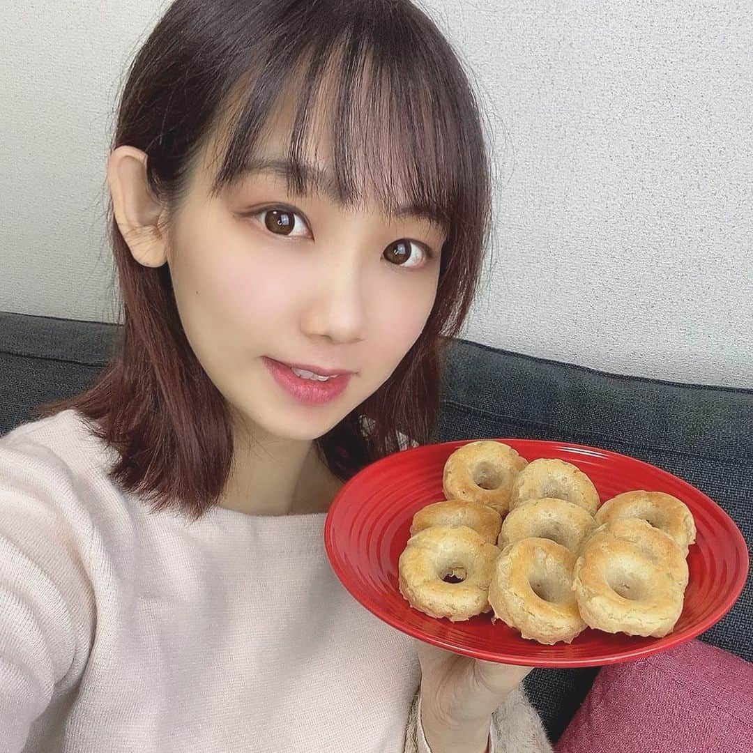 Moeさんのインスタグラム写真 - (MoeInstagram)「. 《グルテンフリースイーツ》 . 朝、おやつにってことで 豆腐と米粉の焼きドーナツ作った🍩 揚げてないし、豆腐やから めちゃくちゃヘルシーやけど 美味しい☺️ . 食べすぎてしまうのやめたい🥲 . . #グルテンフリー #焼きドーナツ #手作りお菓子  #おうち時間 #おうちカフェ  #無添加生活 #スイーツ作り  #ヘルシーおやつ #妊婦ダイエット  #ぷんにーライフ #ぷんにー #29w #妊娠8ヶ月 #初マタ #妊婦 #妊娠 #マタニティアカウント  #妊婦さんと繋がりたい  #先輩ママさんと繋がりたい  #初マタさんと繋がりたい」2月4日 19時18分 - pimoemoe