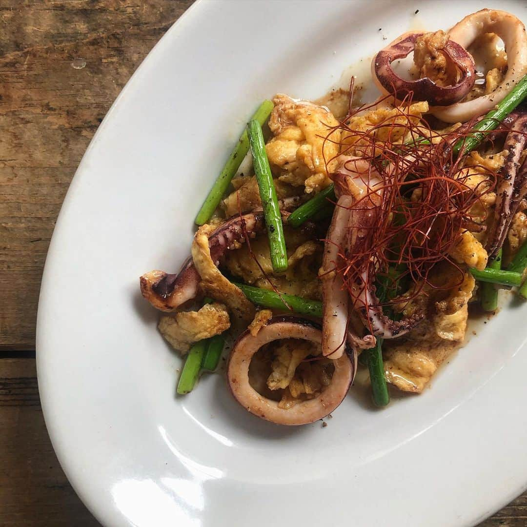 北原 一樹さんのインスタグラム写真 - (北原 一樹Instagram)「. ＊Japanese flying squid oyster sauce  【スルメイカとニンニク芽のオイスター炒め】  ｛材料｝ スルメイカ:100g ニンニクの芽:3本 卵:1ヶ 醤油:小さじ1/2 オイスターソース:大さじ1 料理酒:小さじ1/2 塩:少量 ブラックペッパー:少量  フライパンにサラダ油少量を入れ、温める。 イカとニンニクの芽を炒めて、調味料を入れる。  別でサラダ油多めの熱したフライパンに溶き卵を入れ ふわふわの完全に火が通って卵を作り、イカとニンニクの芽に入れ 一緒に軽く絡め炒めたら完成。  簡単でおかずやビールのおつまみにもなるので是非☺️◎  #おうちごはん#料理研究家#中華#おつまみ#おかず#homecooking#cooking#chinesecuisine #chanminkitchen#ちゃみのごはん」2月4日 19時11分 - kchanmink_