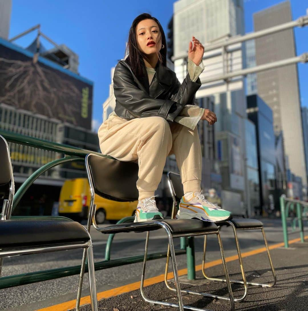 アトモスガールズ/atmos girlsのインスタグラム：「. PUMAから新作スニーカーが登場👟✨ 弾むようなクッション感を継承しつつ、現在のトレンドに即したシルエットやカラーブロッキング🌈でデザインをしている“RS”シリーズをPUMAは継続的に展開しています☺︎ そんなRS-シリーズから今回最新コレクション、”RS-CONNECT”が登場🤩🔥 ランニングシューズから素材・形状を踏襲しつつ、サイドにブランドロゴのミニマルなデザインや甲部の高さを抑えつつ、ボリューム感のあるシルエットは現代のトレンドを意識👟 まさに80年代🕺と2021年🌏を “コネクト”するようなデザインとなっています☺︎✨ 是非ご覧になってみてください💓😍  #atmos#アトモス#atmospink#アトモスピンク#atmostokyo #アトモストウキョウ#sneakers #スニーカー#puma #pumashoes#rsconnect #80's#pastelcolors #🌈🌈🌈#プーマ#プーマシューズ #パステルカラー#白いスニーカー#fashion#ファッション #streetfashion #原宿　#tokyo#ストリートファッション#harajuku #ss2021#teengirl #newone #💓💓💓」