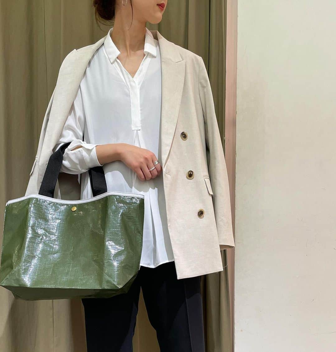 GATHER yamatoのインスタグラム：「﻿ 〜GATHER 35th〜﻿ 唐人本店リニューアルOPEN記念﻿ ﻿ 【 HRB×GATHER 】﻿ ﻿ ━━━━━━━━━━━━━━━﻿ collaboration bag﻿ ￥7,700(taxin)﻿ color:カーキ/シルバー/ブラック size:S/L ━━━━━━━━━━━━━━━﻿ ﻿ 本日2/4(木)発売です✨﻿ ﻿ 船形のSサイズ かちっとしたジャケットスタイルにも不思議と合うこのbag 見た目よりも丈夫なつくりなのでお仕事用にもオススメです！ ﻿ ﻿ジャケット #Munich ￥29,700(taxin)  #ギャザー #GATHER﻿ #ギャザー大和店 #GATHER大和店 #HRB #春バッグ #バッグ#トートバッグ#クラッチバッグ﻿  ﻿」
