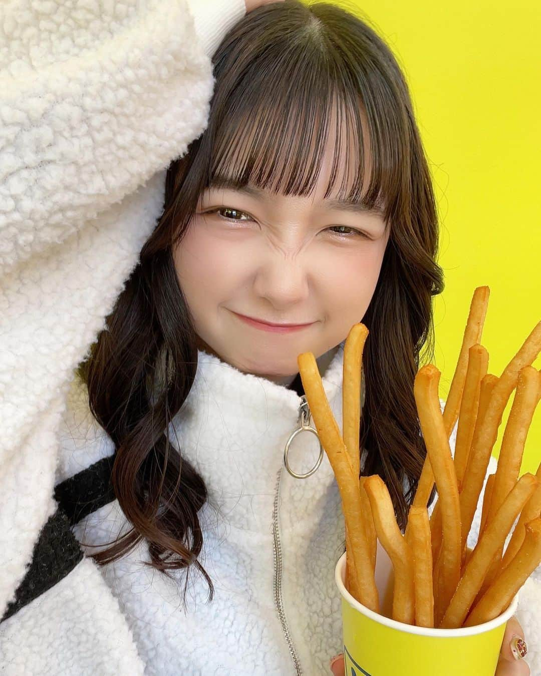 七瀬ひなたさんのインスタグラム写真 - (七瀬ひなたInstagram)「おっきいポテトたべた！！！七瀬とデートなう（？）  #イクスピアリ #chubby #アイドル #地下アイドル #ヘアアレンジ #編み込みアレンジ #シースルーバング #ぱっつん前髪  #ポニーテール #イコラブ #いいね返し #いいねした人全員フォローする #黒髪 #衣装 #アイドル衣装 #日向坂46 #乃木坂46 #自撮り界隈 #自撮り #自撮り女子 #写真好きな人と繋がりたい #ファインダー越しの私の世界 #被写体モデル  #白加工 #淡色女子 #サロモ  #ツインテール #プリント倶楽部 #量産型 #地雷女 #ぱっつん前髪」2月4日 19時27分 - elsy_hinata