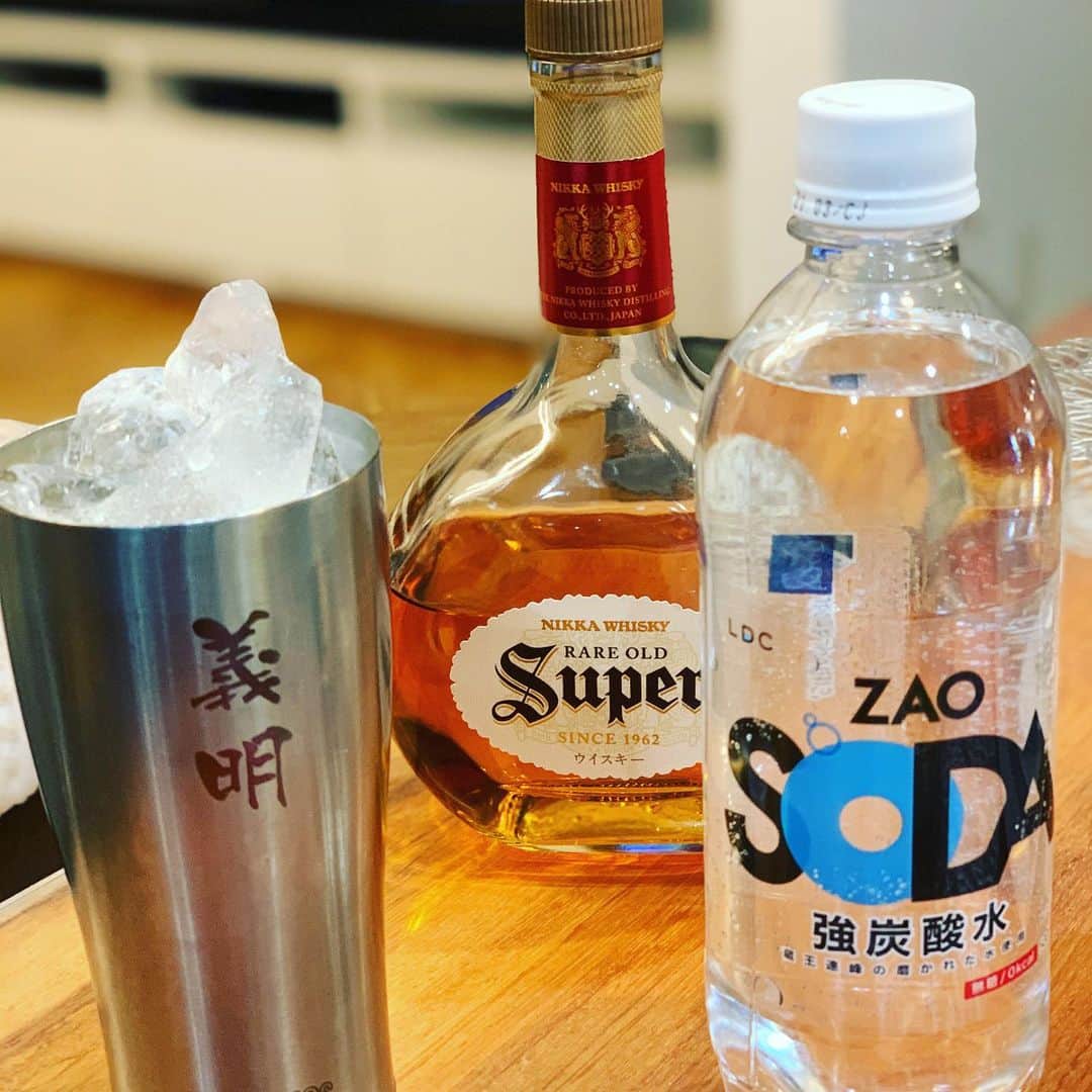 のインスタグラム：「晩酌スタート 豚しゃぶ　クエのアラ入れて！ 最高の出汁 河口湖で買ってきた、ニンニク漬け🧄フルーツトマト　吉田うどんで〆！ 免疫力アップ⤴️アップ⤴️ 超劇ウマママママシ」