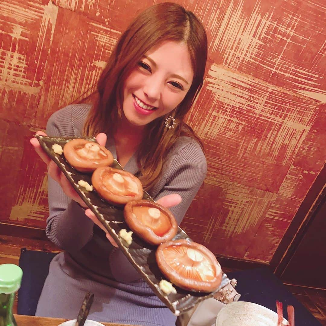 庄司ゆうこさんのインスタグラム写真 - (庄司ゆうこInstagram)「来夢ちゃんのサプライズバースデー🎂 見事に大成功‼️✨ 来夢先生はPSY16期生で卒業し、いつもキッチリ仕事をこなしてくれて本当に感謝✨✨入ってきたときが25歳だったのにまだ私の中では25歳で止まっていて25歳おめでとうって言っちゃった🤣まだまだ若いからたくさん働いてもらおーっと。笑 とにかく大食いで面白いキャラで明るくて素直で大好き☺️ それにしても、なかめのてっぺん、料理美味しくて最高✨店員さんも活気あって感じのいい方ばかりで初めて行ったけどとっても素敵なお店でした❣️ #お誕生日#サプライズバースデー#誕生日会#お祝い#なかめのてっぺん #居酒屋#個室#中目黒グルメ#中目黒#psyメンバー#ポジティブスターヨガ」2月4日 19時22分 - yuko.shoji