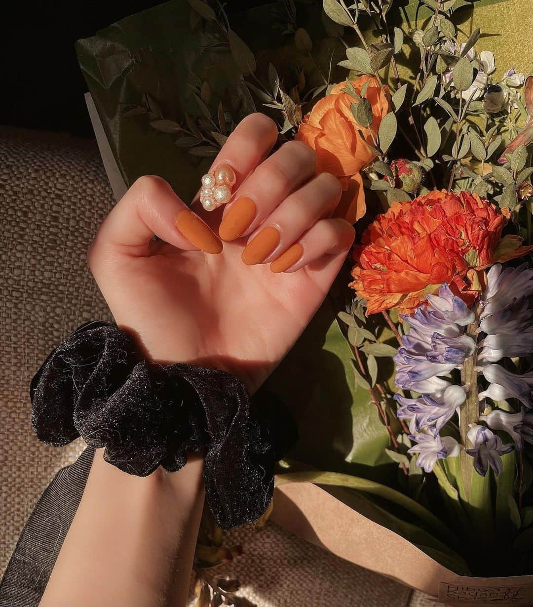 西井万理那さんのインスタグラム写真 - (西井万理那Instagram)「#newnail  パーティオレンジネイル🧡 今回も　@lovlnail ！いつもありがとうございます！ シュシュ、つくねの毛が😔😔🧡」2月4日 19時23分 - namahamu0822