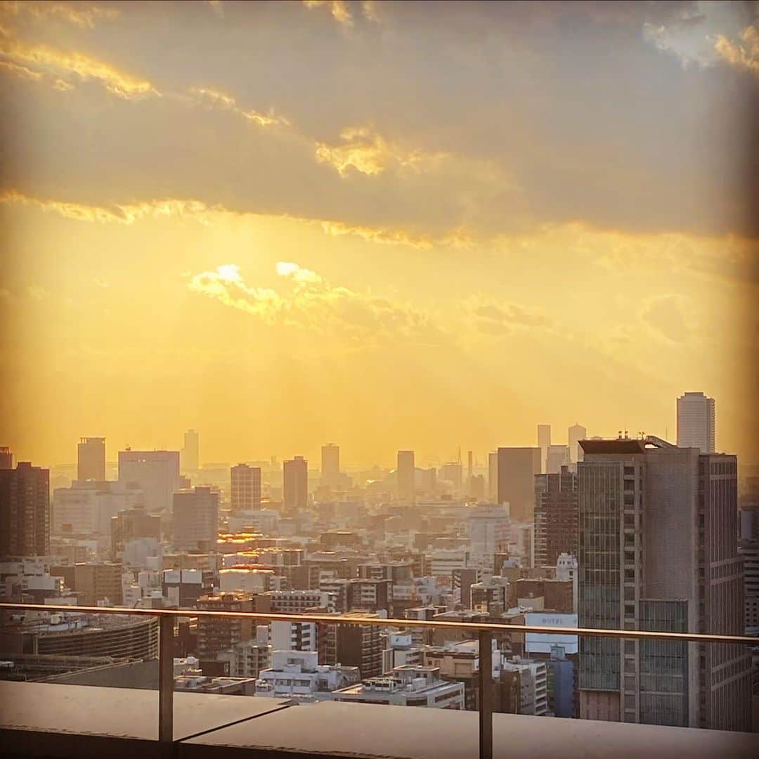 西川忠志さんのインスタグラム写真 - (西川忠志Instagram)「夕暮れ  今日は #NHK にて #おちょやん 撮影でした。  スタジオ階から見た大阪の夕暮れ。  おちょやん。これからも宜しくお願い申し上げます🙇‍♂️  #吉本新喜劇  #西川忠志   #感謝」2月4日 19時35分 - nishikawa_tada