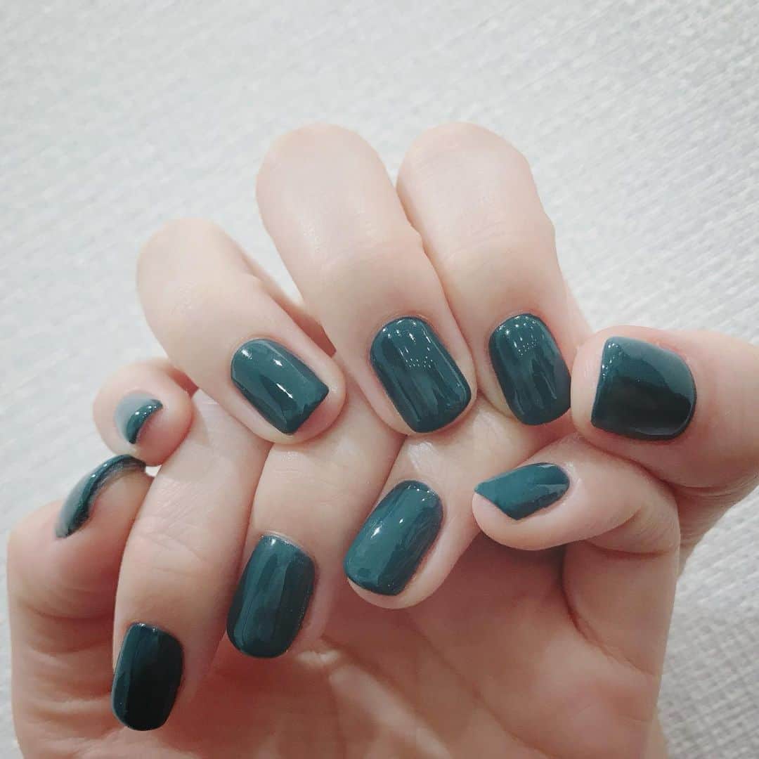 なかやまちえこのインスタグラム：「Green.⠀ ⠀ #nail #nails #nailart #ネイル #美甲 #ネイルアート  #japanesenailart #manucure #japanesenails #manicurist #gelnails #أظافر #네일아트 #미용 #vẽmóng #ngườiđẹp  #เพ้นท์เล็บ #искусствоногтя #artedeuñas #เพ้นท์เล็บเจล #ジェルネイルデザイン #ネイルデザイン #senikuku #nagelkunst #ワンカラーネイル #licaxxx @licaxxx1」