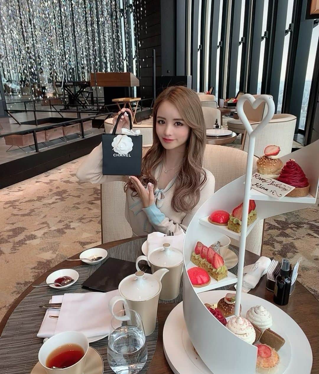 姫奈のインスタグラム：「. . . 今年1番に誕生日お祝いしてくれたのは せれなちゃんだた🥺🎂🍓 可愛すぎるCHANELのピアスまで...✨ 本当にいつもありがとう🥺💕💕 . インスタライブ見てくれた方達も ありがとうございました♡ . 沢山聞かれたブルーのセットアップは @hyon100845 さんで購入しました👗✨ 春っぽくてめっちゃ可愛い🌸🌸 . . . #コンラッド #コンラッド大阪 #アフターヌーンティー #afternoontea #conradosaka #サプライズ #もうすぐ23歳☺️」
