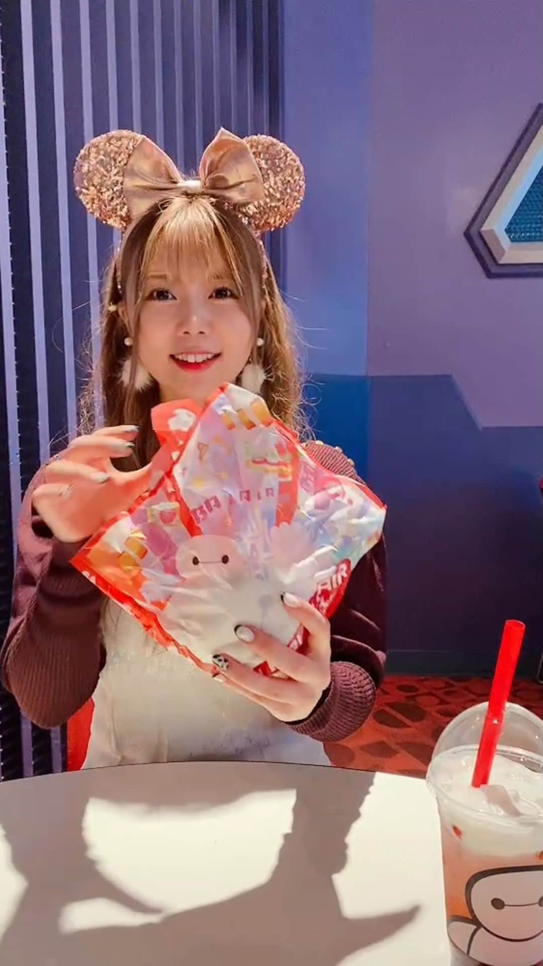西村季里子のインスタグラム：「念願のべいまっくすばーがー🍔  はやくべいまっくすいべんとはじまらないかな( •─• )♥️  #ディズニー #ディズニーランド  #東京ディズニーランド  #東京ディズニーリゾート  #disney #disneyland  #disneyresort #baymax  #ベイマックス #ハンバーガー」