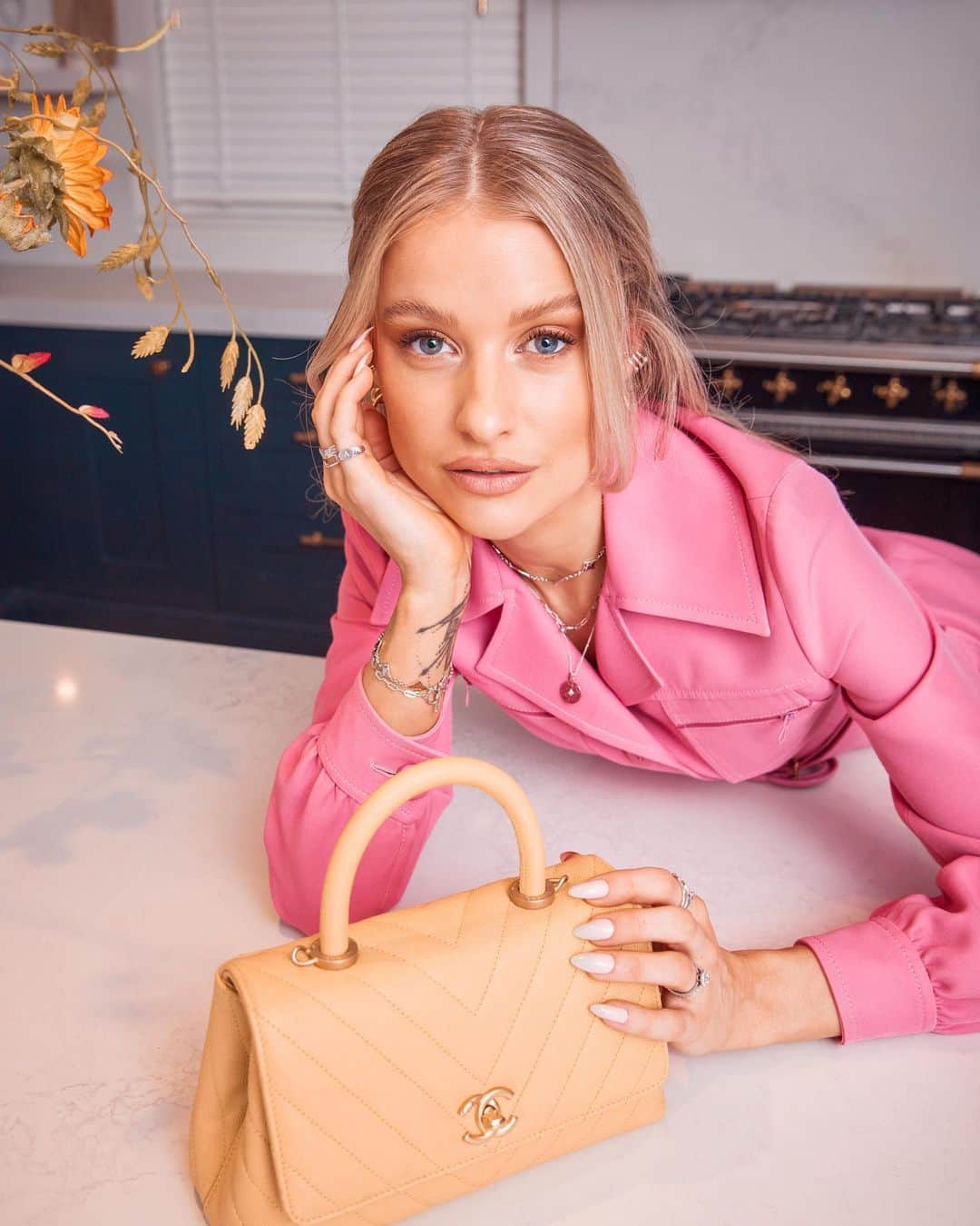 ビクトリアのインスタグラム：「The little pink Gucci dress needed it’s own photoshoot ✨ I also wanted to shoot my @edgeofember Cosmos jewellery collection again for 2021 🙌🏼  📸 @kylegalvin_ #Gucci from @netaporter (pr) Jewellery from my Cosmos Collection with @edgeofember ❤️」