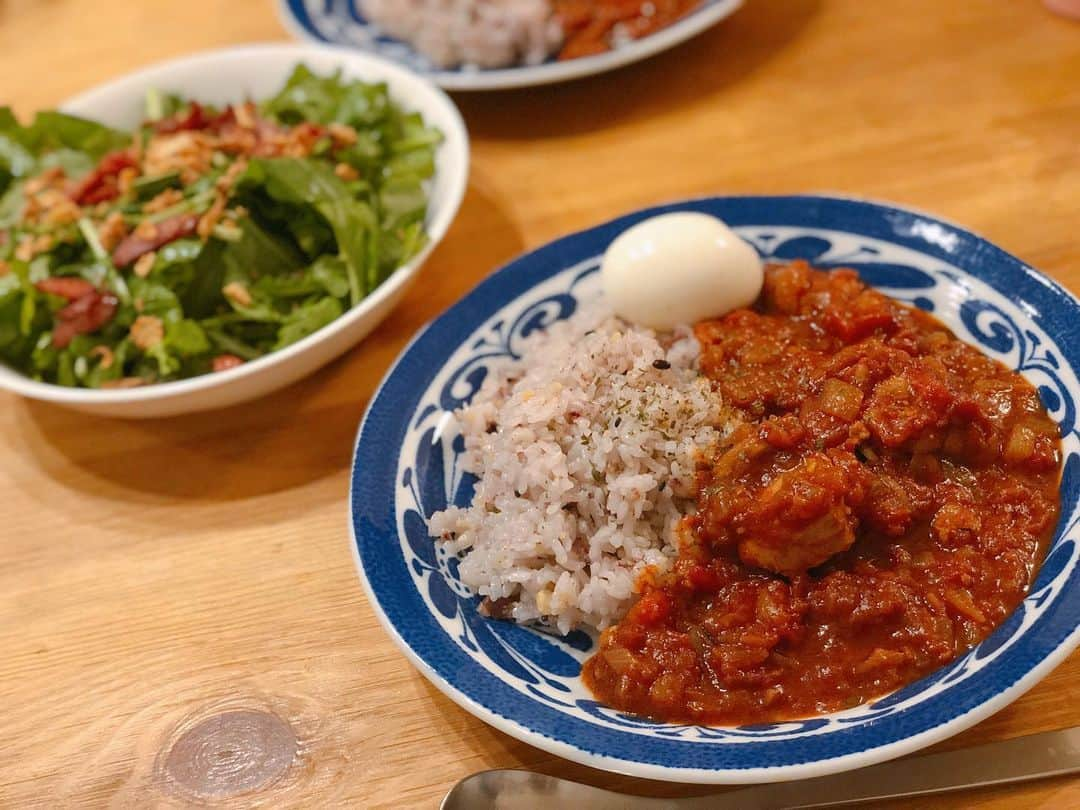 平田薫さんのインスタグラム写真 - (平田薫Instagram)「今日はスパイスカレーにしようかなと言ったら、作りたい🙋‍♂️と  私はルッコラのサラダと卵茹でただけ。 スパイスカレーはスパイスさえ揃ってれば簡単にできちゃうし本格的で美味しくて最高。 辛い辛いと言う夫、私はチリペッパーマシマシで🌶 ルッコラも美味しいなぁ。ベーコンなかったのでウィンナーをカリカリに炒めて。ルッコラ毎日食べられるくらい好きな味。  #かおる食堂#スパイスカレー#ルッコラサラダ#ルッコラ #辛いの好き#CoCo壱は7辛 #次は8辛チャレンジしたい」2月4日 19時32分 - hiratakaoru1215