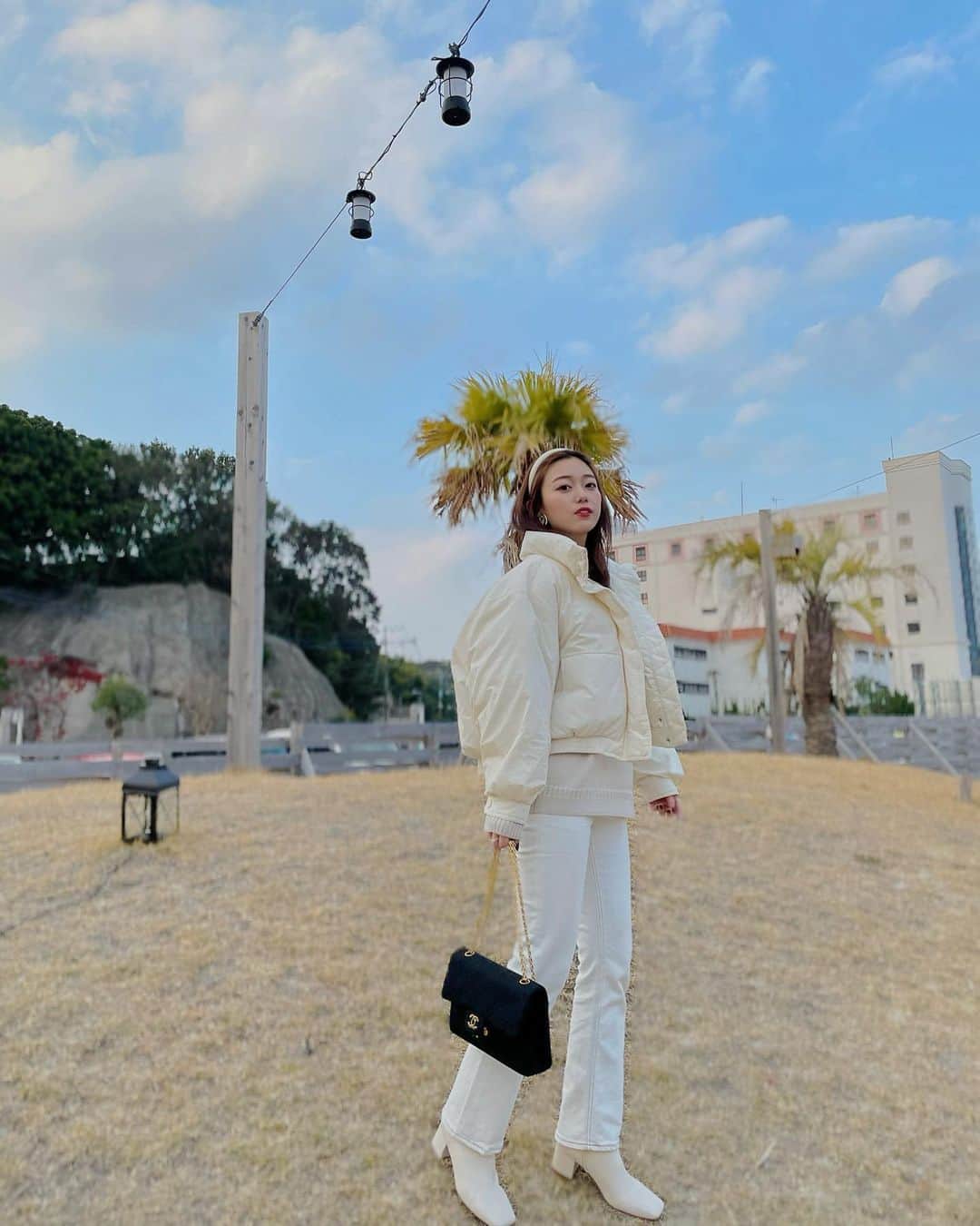 りーちゃんのインスタグラム：「しろ🤍　  アウター、パンツ、靴全部SLY🤍 中はGUの白ニット👕 カチューシャはスリコ 　 最近メルカリハマってる笑 するまでめんどくさいって思いよったけど姉に教えてもらいながらしたらすぐ売れて包装とかするの楽しい！😳  いらないものやけん捨てるより誰かが使ってくれると嬉しいね😊  #メルカリで断捨離 #オールホワイト 　#長崎アイランドルミナ #slyコーデ」