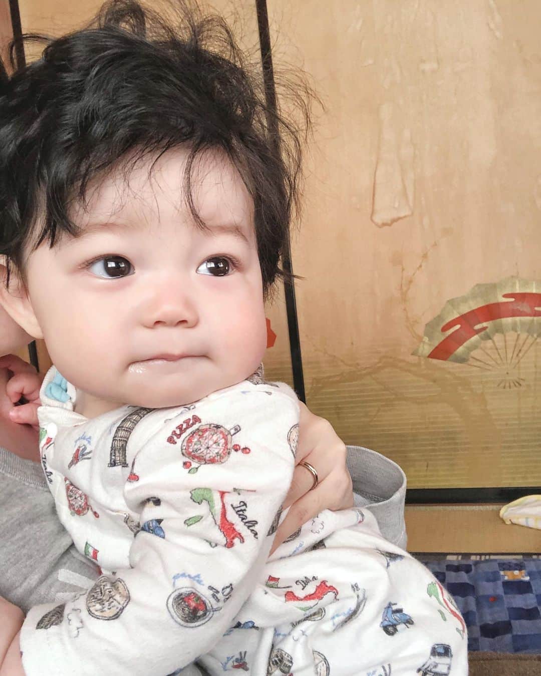 みやこLv.18のインスタグラム：「・ウルルンな薫 スワイプしてね👉😏 ゲリピが治って、前までの💩に戻った😇 回数は多いけど一安心❣️ ・ 離乳食いつから再開しようかな。 おかゆくらいなら食べてもいいかなそろそろ🐣❓ ・ そしてついにジャンパルー購入👏🏻 届くの楽しみ‼️ 雪降るし、外出れてないからいい運動になるかな☺️✨ ・ #公式たまひよグラマー　#男の子ベビー　#男の子ママ　#令和2年ベビー　#ベビーモデル　#オムツモデル #親バカ部　#ママさんと繋がりたい　#赤ちゃんのいる生活　#ベビスタグラム　#6ヶ月ベビー　#育児記録　#コドモノ　#ベビフル　#ままのて　#ママリ　#赤ちゃんモデル　#サロンモデル  #ママモデル　#お洒落さんと繋がりたい　#いいね返し」