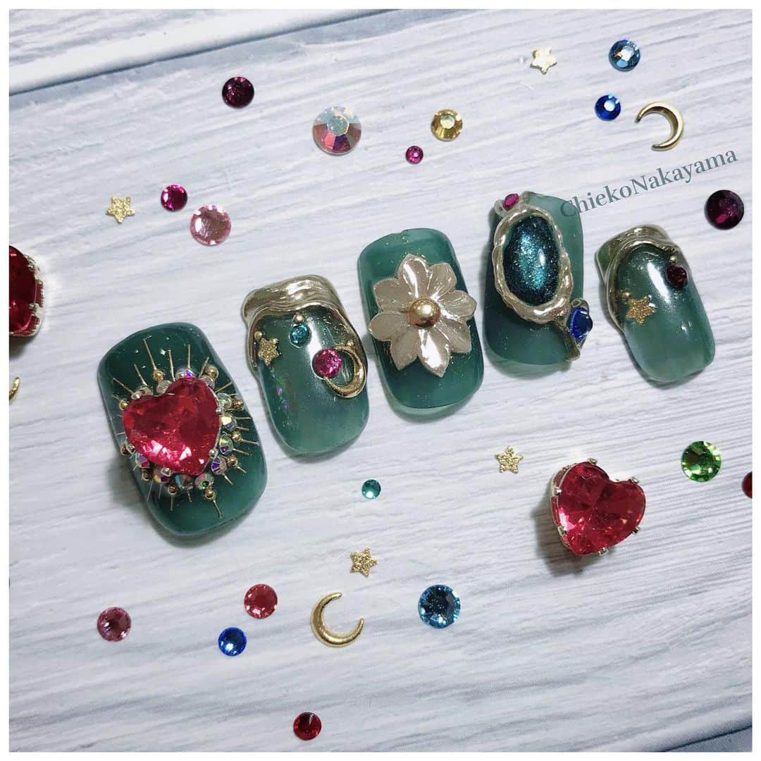なかやまちえこのインスタグラム：「antique.⠀ ⠀ @pregelofficial @prexyofficial @kimagure_cat_whim  #nail #nails #nailart #ネイル #美甲 #ネイルアート  #japanesenailart #manucure #japanesenails #manicurist #gelnails #أظافر #네일아트 #미용 #vẽmóng #ngườiđẹp  #เพ้นท์เล็บ #искусствоногтя #artedeuñas #เพ้นท์เล็บเจล #ジェルネイルデザイン #ネイルデザイン #senikuku #nagelkunst #アンティークネイル #antiquenails」