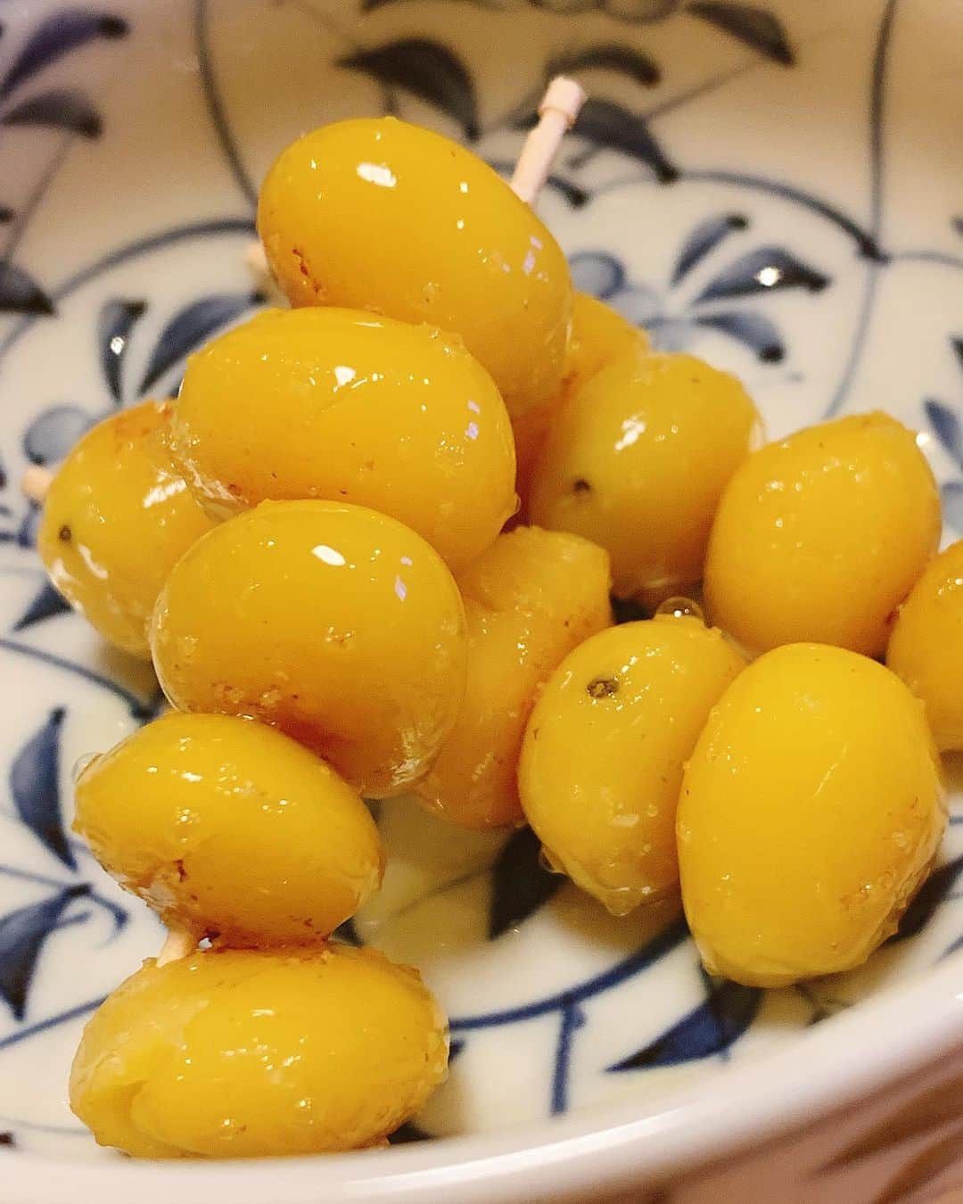 下川みくにさんのインスタグラム写真 - (下川みくにInstagram)「銀杏って 美味しいよね  季節は関係ないですが 食べたくなります  本当はバターで炒めたい所ですが （皆さんは是非..） オリーブオイルで炒めて お塩をかけて 頂きます  #銀杏#つまみ#塩#美味しい」2月4日 19時38分 - mikuni_shimokawa