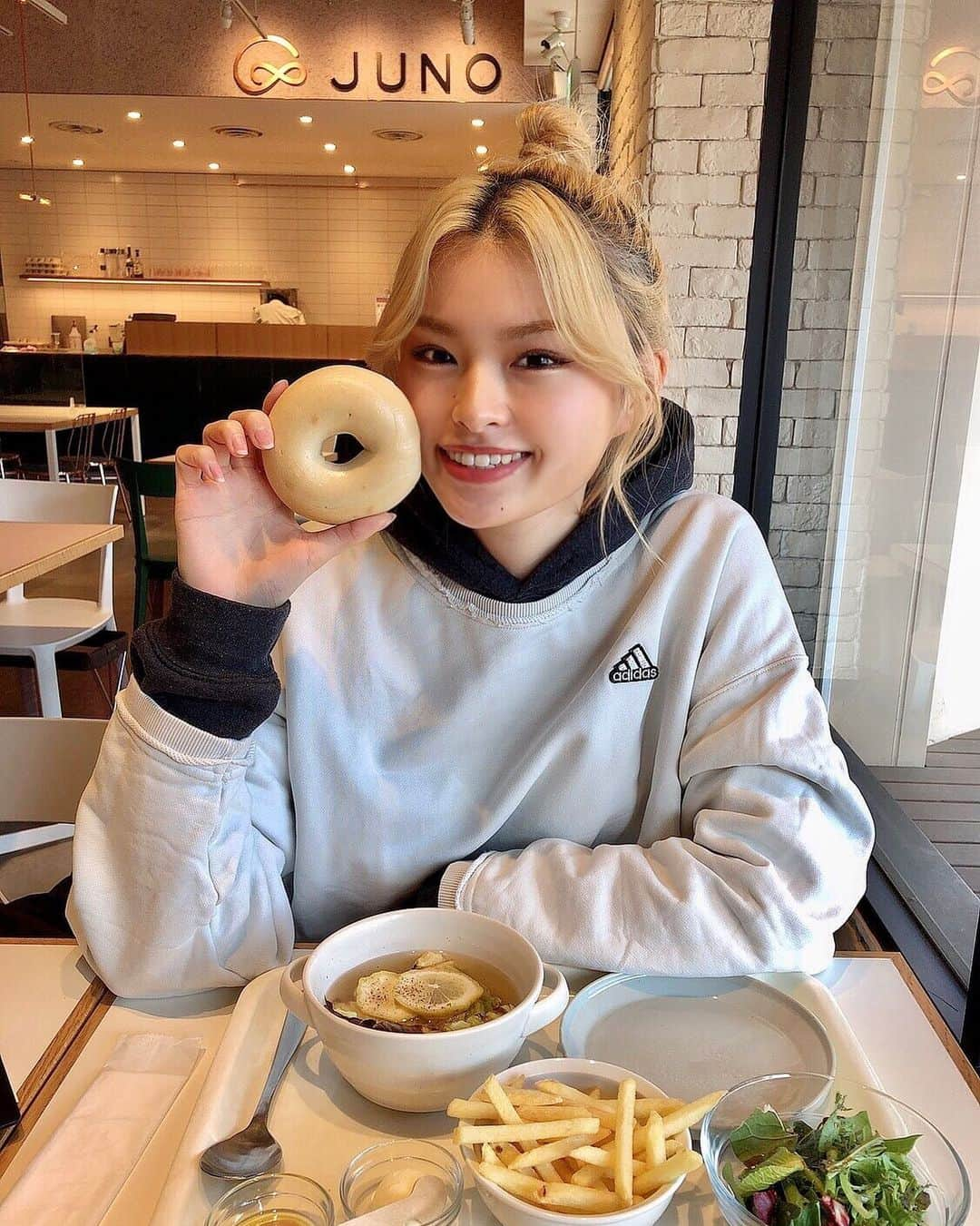 りおなさんのインスタグラム写真 - (りおなInstagram)「. ベーグル5個食べた日😋🥯 #ベーグル食べ放題 . . . . @junobagel  #junobagel #lunch #cafe #bagel #ランチ #カフェ #ベーグル #自由が丘 #自由が丘カフェ #自由が丘ランチ #都内カフェ #都内グルメ #食べ放題 #東京 #モデル #japan #tokyo #selfie #自撮り #fashion #今日のコーデ #makeup #beauty #冬コーデ #adidas #フーディ  #金髪 #ヘアアレンジ #切りっぱなしボブ」2月4日 19時39分 - rionapzzz