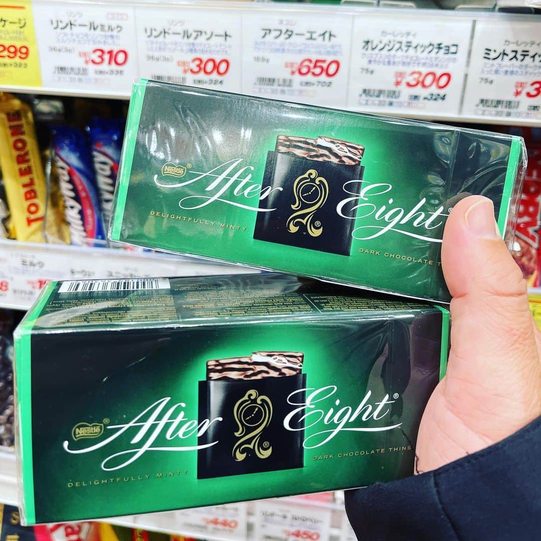 井手大介のインスタグラム：「グヘヘへ。#アフターエイト を補給だ！ #チョコミント」