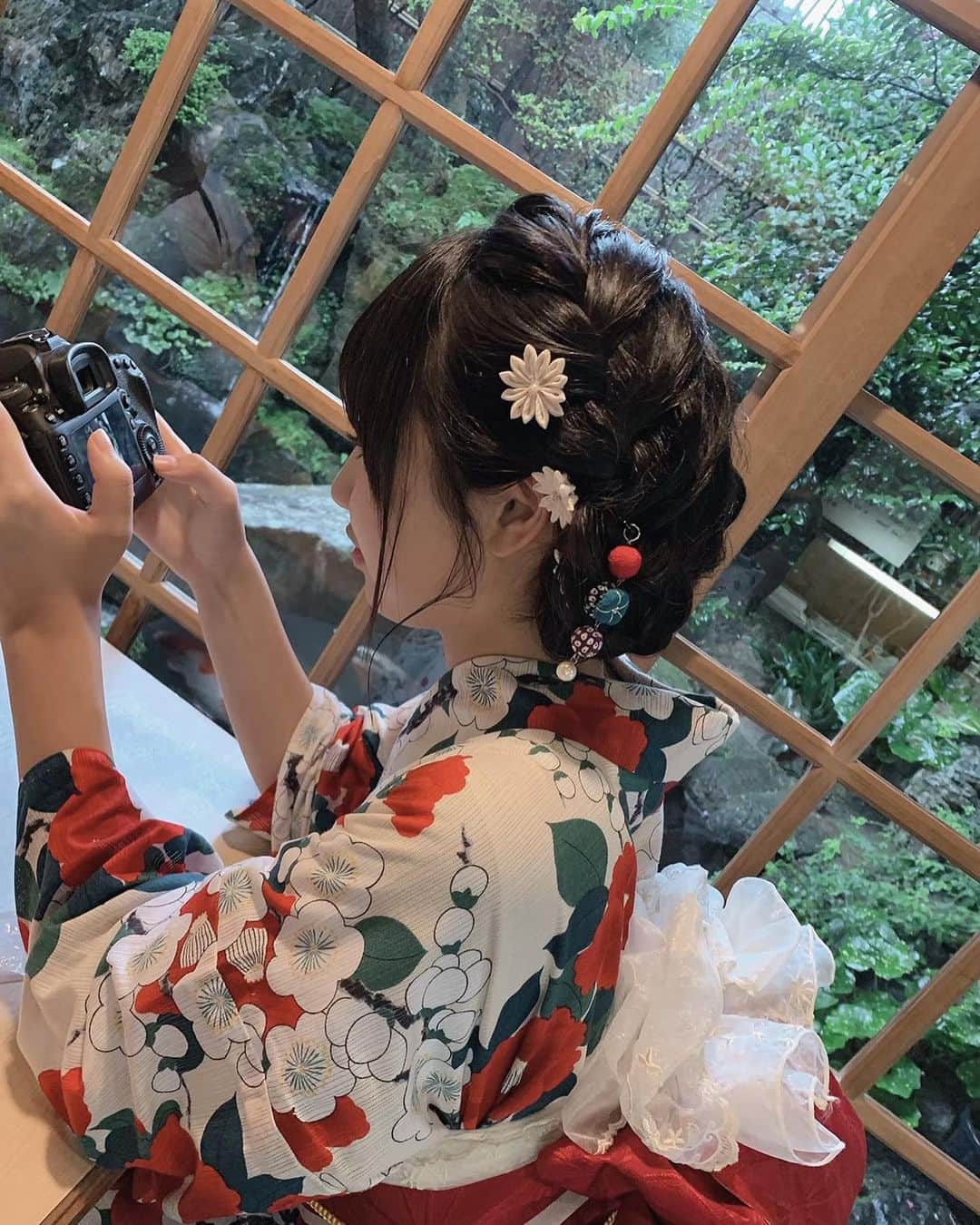 宮丸くるみのインスタグラム：「#過去pic  in Kyoto‪‪☺︎‬  ・ ・ ・  #リリバリ #lilyofthevalley #アイドル #idol #写真集 #オフショット #京都 #浴衣 #kyoto #kyotojapan #京都カフェ #ヘアアレンジ #アップヘア #黒髪 #まとめ髪 #カメラ」