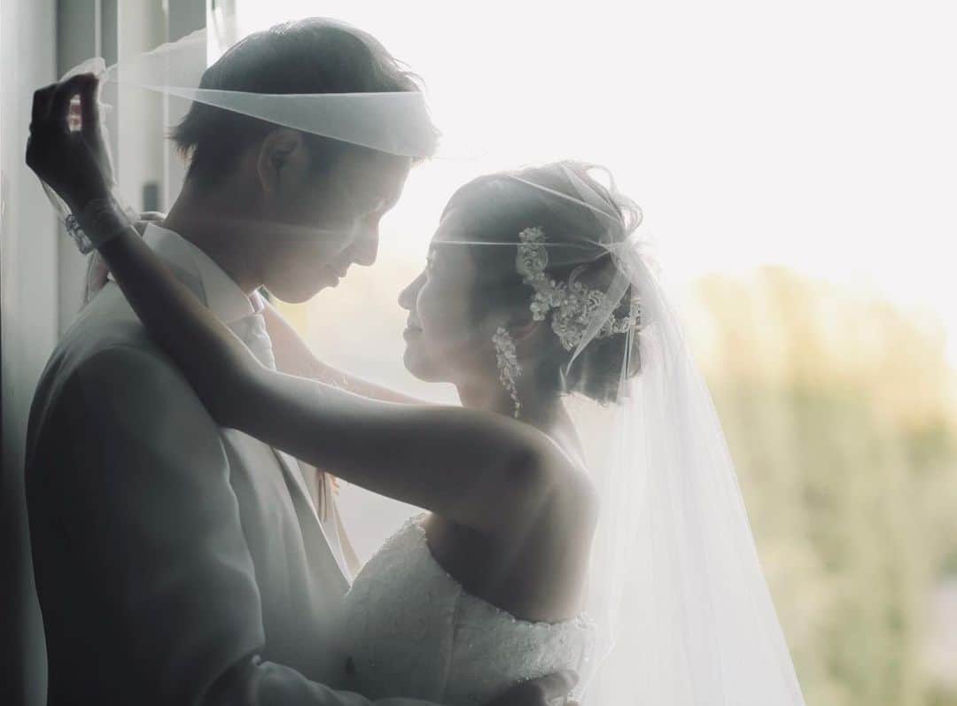 マリコレ ウェディングリゾートのインスタグラム：「. 𓍯マリコレウェディングリゾートの結婚式 . . . concept 𓄰 . 〜 SHOW TIME 〜 . . 世界感はコンディンスマンJP 誰もが思う「結婚式ってこうだよね」 を覆す最幸の１日の始まり . . . 当日はゲストがドキドキするような 企画が盛り沢山な楽しい結婚式でした♡ マリコレでは他にはない お二人だけのウェディングを お手伝いさせて頂いております🌍 . . . . . コロナ禍での結婚式も お客様の安心安全を守りながら 少人数での結婚式の お手伝いも行っております . 結婚式を挙げたいけれども まだまだ大人数は不安 結婚式を挙げるけれども 家族だけの挙式と会食を検討 . マリコレウェディングリゾートの広い会場は 感染対策もしっかり行える解放空間となっております . . . ┈ ┈ ┈2月のbridal fair ┈ ┈ ┈ .  2月6日（土）ハーフコース無料試食付き ⇨9時〜△ 10時〜△ 11時〜○ 15時〜△ 16時〜◯  2月7日（日）ハーフコース無料試食付き ⇨9時〜△ 10時〜△ 11時〜○ 15時〜△ 16時〜◯  ご予約は... 𓍲 インスタグラムDM 𓍲 マリコレウェディングリゾートHP 𓍲 お電話:093-681-3333 承っております 是非、ご予約くださいませ  ┈ ┈ ┈ ┈ ┈ ┈ ┈ ┈ ┈ ┈ ┈ ┈  【お客様へ】 新型コロナウィルス感染予防として お客様に安心してご来館いただけるように ご来館時に検温・マスクの着用 アルコール消毒をお願いしております 何卒ご理解とご協力のほど宜しくお願い致します 尚、感染対策の詳細はHPにて記載しておりますのでご覧くださいませ  皆様にお会い出来ること マリコレウェディングリゾートスタッフ一同 楽しみにしております」