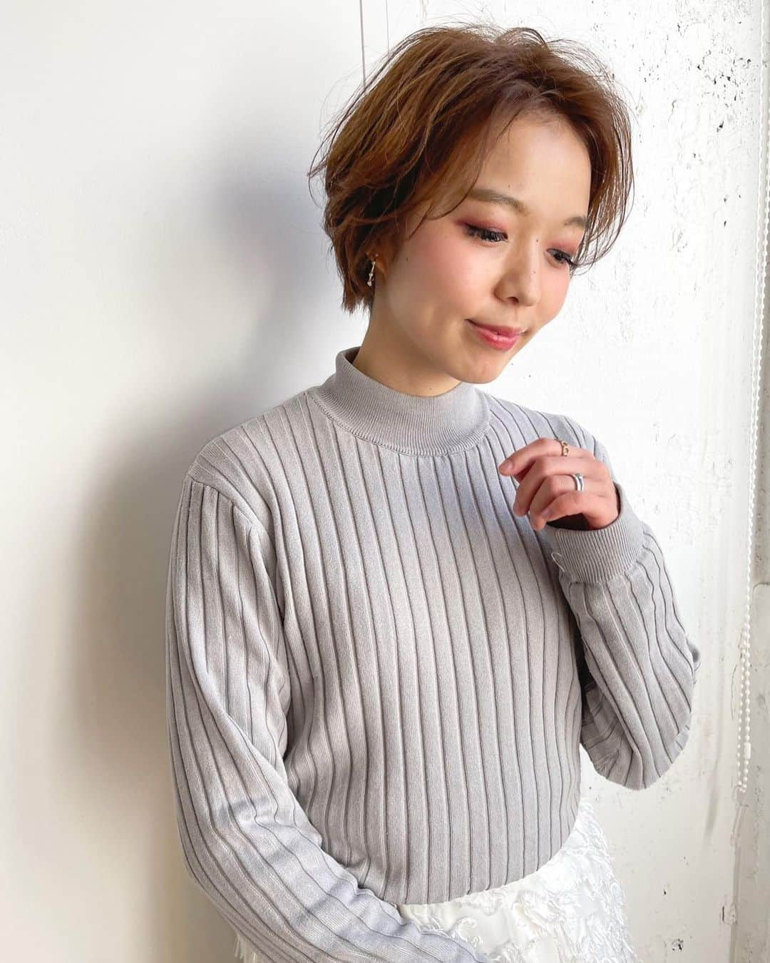 関口未来さんのインスタグラム写真 - (関口未来Instagram)「@aimohajapan  サロンモデルのときのトップスはお気に入りの裏起毛ハイネックニット🧶 一見普通のハイネックにみえつつ、裏はもこもこの毛布みたいな裏起毛！ 表地はストレッチ素材のリブなので、全然着膨れすることもなく、この一枚でしっかり寒さ対策できる‼️ @aimohajapan はコスパもかなり良くて、本当に子育てママの味方🥺❤️ これ色違いもほしいー！  #sponsored #castme #PR #aimoha #男の子ママ #ママコーデ #低身長コーデ #低身長ママコーデ  #148cmコーデ  #読者モデル #読モ #mamagirl  #hugmug #サロンモデル　 #男の子ママと繋がりたい  #おちびコーデ  #おちびの輪  #新米ママと繋がりたい  #産後11ヶ月  #おしゃれさんと繋がりたい  #ファッション #今日のコーデ #ootd  #子育てファッション」2月4日 19時46分 - miki.sekiguchi_x