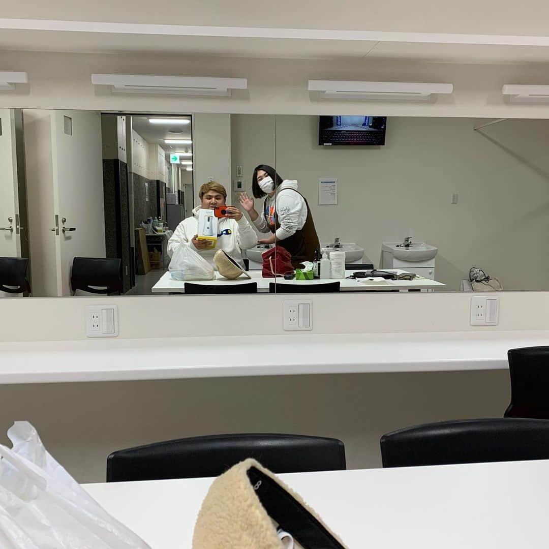 池田真一のインスタグラム：「熊元プロレス、洲崎、山田、しげもと、伊織、九条ジョーが誕生日プレゼントに猫のエサ出てくるカメラのやつくれたよー！ またいっぱい動画アップするー！ でも、完全にDog Cameraって書いてるな〜 ほんで熊プロが2人の時に渡してくれたから写真は鏡越しです！ みんなありがとう😊 毎日嬉しい☺️」