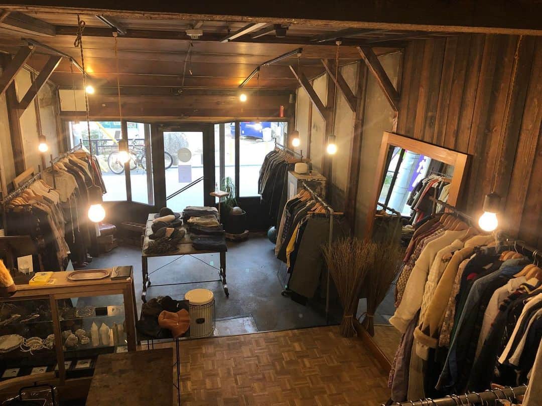 のインスタグラム：「. @inkjapan @moi___official  SAMPLE SALE  &  STAFF FLEA MARKET  明日よりスタートです 久しぶりの開催ですのでかなり見応えのある内容となっております 完売して買い逃した商品もあるかも？です！ スタッフフリマもいい感じのラインナップです！  会期中の営業時間は 12:00〜18:00 となります (火曜、水曜定休日)  当店で出来る限りの感染対策をし、皆様のお越しをお待ちしております  ご来店予定のお客様は下記必ずお読みくださいませ  ※ご来店に際しましてのお願い 新型コロナウイルス感染拡大防止のためご来店いただく際にはマスクを着用くださいますようお願い致します またご来店後入り口に設置しておりますアルコールで手指の消毒をお願い致します ご来店の人数が多い時間帯はご入場を制限させていただく場合がございます 予めご了承くださいませ  ご来店いただきますお客様に少しでも安全に楽しんでいただけるようご協力のほど宜しくお願い申し上げます  ※店内につきまして フィッティングはお使いいただけますがトップスなど外でもご試着可能なものに関しましてはご使用をお控えくださいませ  クレジットカードでのお支払いは1万円以上から可能となりますがその場合は商品代金にプラス5%頂戴致しますので現金でのお買い物をおすすめ致します ※スタッフフリマは現金のみのご対応となります  当日は エコバッグ お買い物袋  をご持参くださいませ  多数の商品をお持ちのままのお買い物はお辞めください ご購入されるもののみを お持ちになって お買い物をお楽しみください  SSアイテム生産時期のためスタッフは店頭と生産作業を並行して行っております、ご了承くださいませ  何卒宜しくお願い申し上げます」