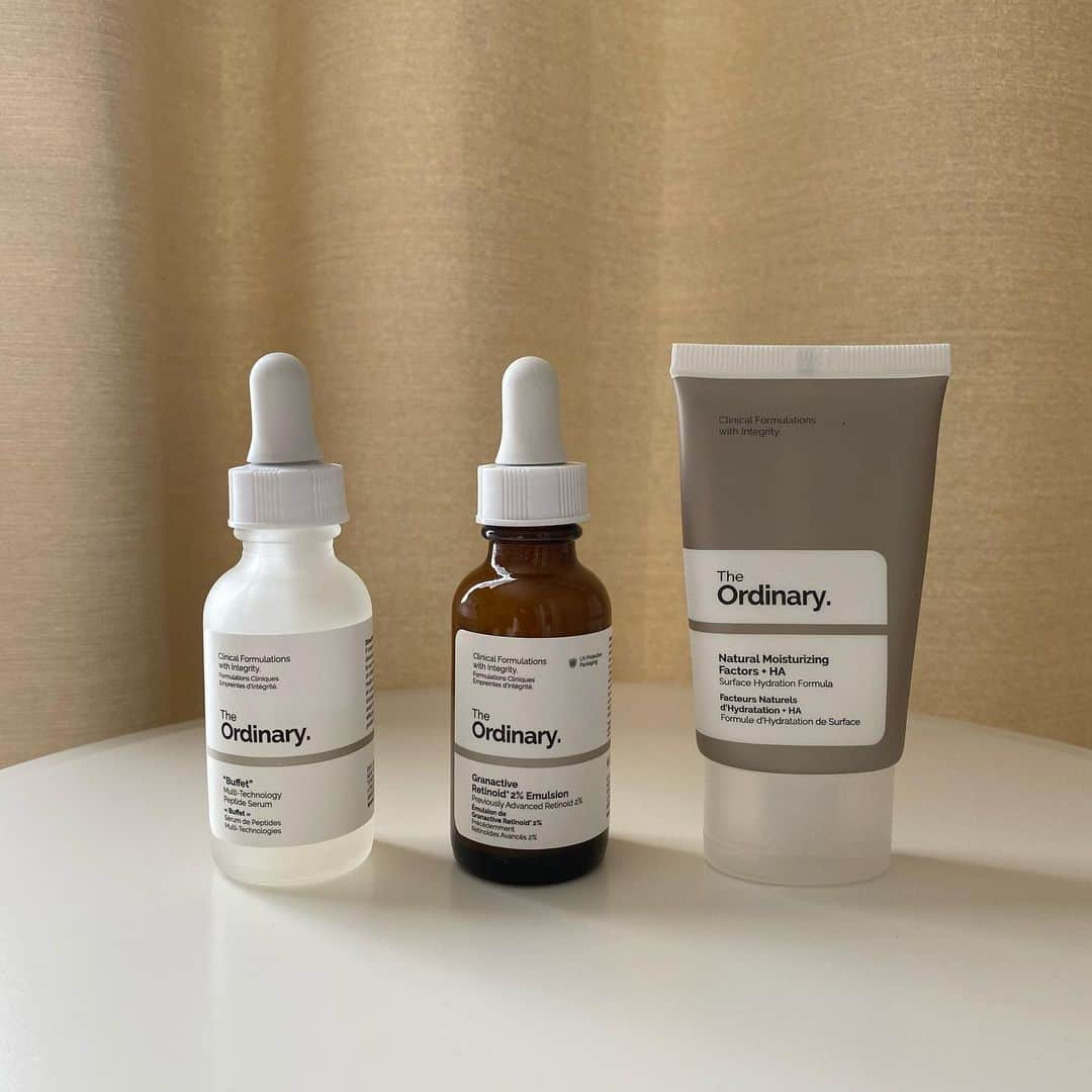 ᴱᴸᵞさんのインスタグラム写真 - (ᴱᴸᵞInstagram)「ㅤㅤㅤ 少し前から使い出したThe Ordinary🇨🇦 どれ使ってる？とよく質問を頂きますが、 私が使ってるのは ① Buffet ② Granactive Retinoid 2% Emulsion ③ Natural Moisturizing Factors + HA 夜のスキンケアたちです🧴 ㅤㅤㅤ ビタミンA(レチノール系)が最近気になってて、 中には使ってる人いると思うんだけど 保湿効果を高めるだけでなく、 シワやタルミの予防にもなることが証明されてるみたい。 私の母も別ブランドですが、ずっとこれ。 これじゃないとだめと言ってる程。 ㅤㅤㅤ レチノール系ってたくさんあって、 肌への刺激が強いものや安定性が微妙なものまでほんと様々。 弱すぎるとあんまり効果ないし、 でも強いのをいきなり使うと 肌荒れしちゃったりする。(これをA反応と言います) なので初めましての私は強さは中レベルだけど A反応が起きにくく、安定性があると言われてる Granactive Retinoid 2% Emulsionを使ってます。 唯一、The Ordinaryで目元にも使えるレチノール系ってところも◎ ㅤㅤㅤ それでも使い方は気をつけないといけいないやつで、 併用NGのものがあるから組み合わせに気をつけたりとか 紫外線に当たるとかえってシミシワの原因になるから 夜のみの使用で日中は家の中でも日焼け止め塗るとか、、 何も気にせず使える製品よりは大変かもしれないけど、 何事も楽して達成出来ることなんて殆どないよね。 今はおうち時間も増えたから スキンケアにかける時間もしっかりとれて 私は毎日楽しんでやってます✨ ㅤㅤㅤ 使い始めて1ヶ月は経ったけど、 今のところA反応もなくいい感じです♡ 慣れてきたら徐々に濃度上げていこうかな〜 . #theordinary #ジオーディナリー #スキンケア #レチノール #海外コスメ」2月4日 19時50分 - diary___ely