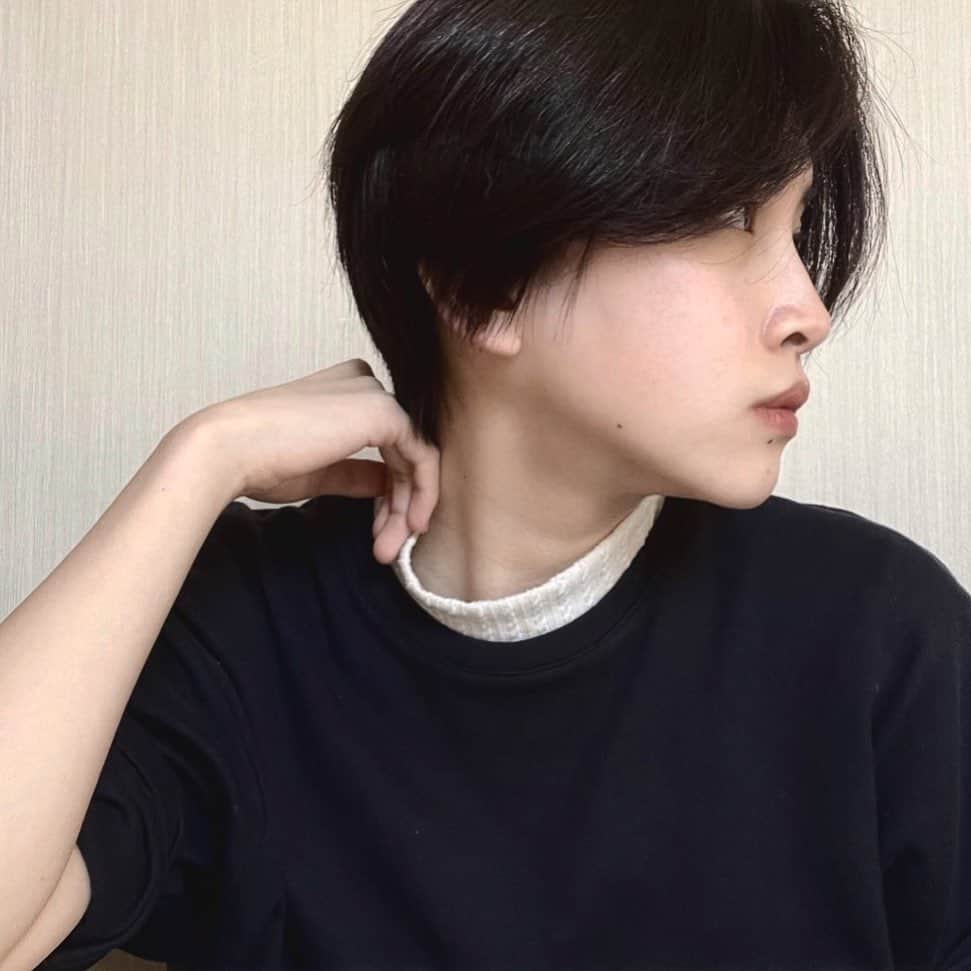 坂本澪香さんのインスタグラム写真 - (坂本澪香Instagram)「先日母とビデオ通話した時、髪型と顔がニコイチで仲良し〜ってしました。声も似ていて通話相手は大分苦労しているようです。 髪切りました」2月4日 19時50分 - mxshiroxsocka_s1278