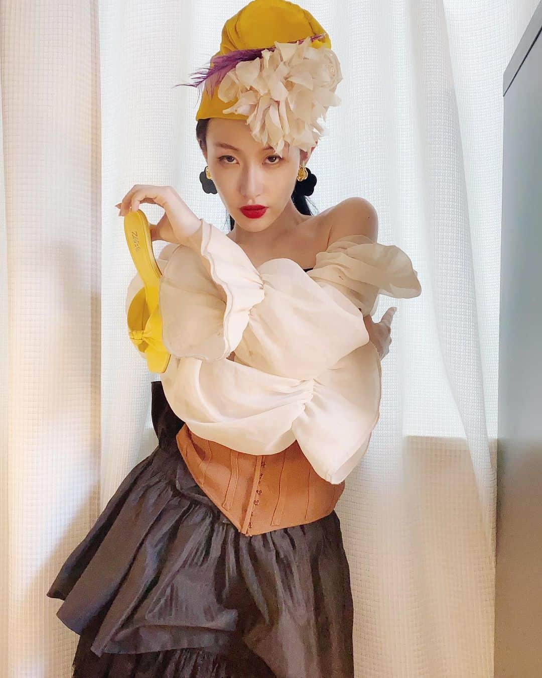 濱田茉奈のインスタグラム：「._ Tops @zara  Corset @zara  SK @bpm150_official  Hat @hypnotiquetokyo  Earring @hypnotiquetokyo  Shoes @zara  💛🤍💛🤍」