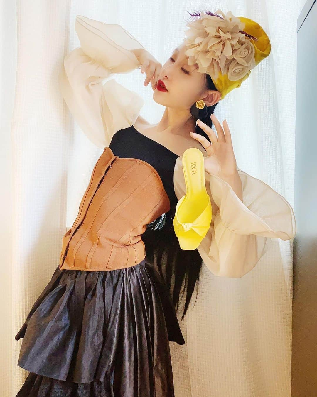 濱田茉奈さんのインスタグラム写真 - (濱田茉奈Instagram)「._ Tops @zara  Corset @zara  SK @bpm150_official  Hat @hypnotiquetokyo  Earring @hypnotiquetokyo  Shoes @zara  💛🤍💛🤍」2月4日 19時51分 - manahamada0222