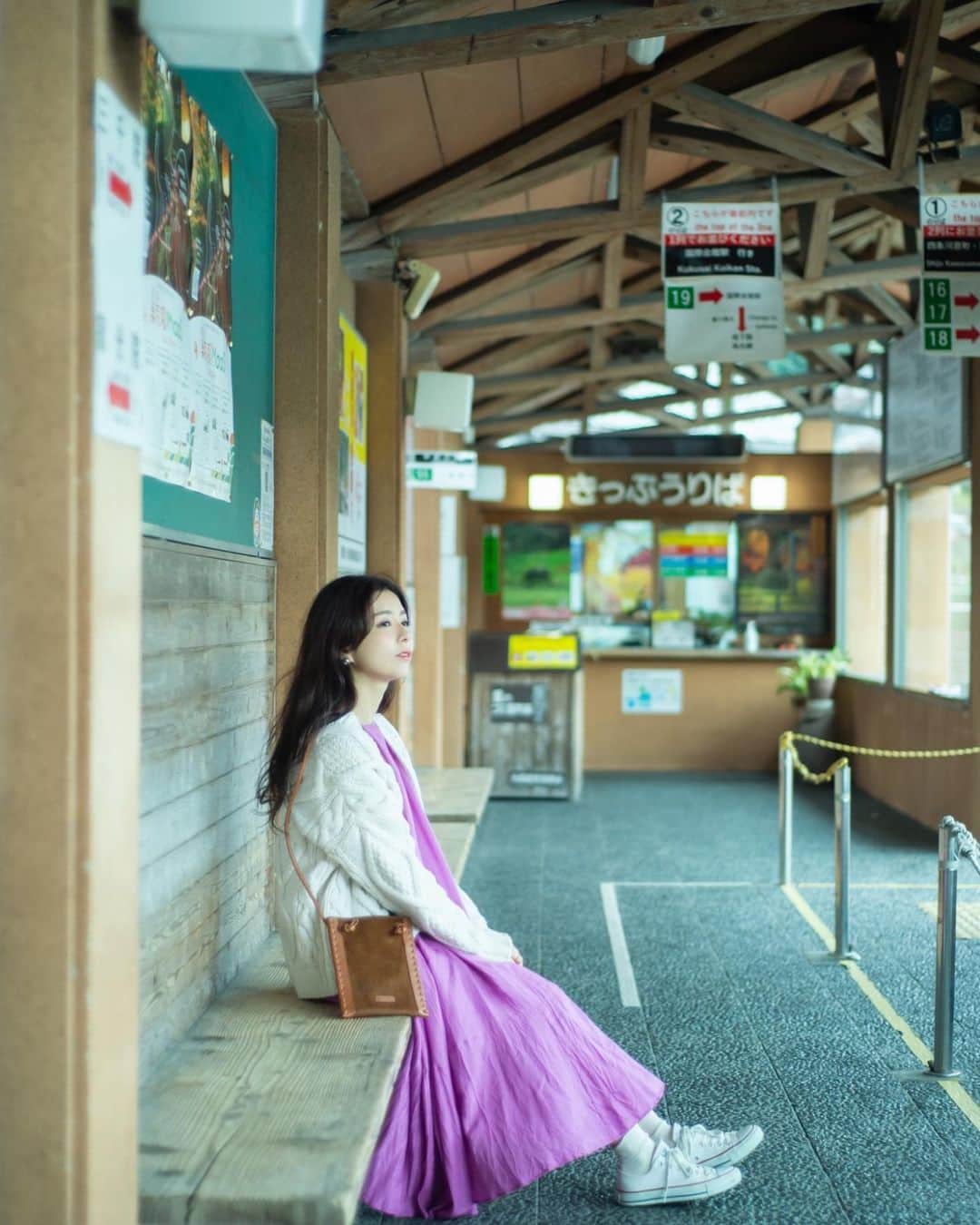 のインスタグラム：「#モデルのおしごと記録📷  #shesawohara  大原のバス停🚏 こうやって静かなところで 本読みながらのんびり電車やバス待ちするの 嫌いじゃない😏📖 ＿＿＿＿＿＿＿＿＿＿＿＿＿＿＿＿＿＿＿＿＿＿＿＿＿ #shooting #model #ohara #kyoto #japan #trip #travel #travelphotography #travelgram #sightseeing #busstop #撮影 #大原 #京都 #京都大原 #旅行 #旅 #観光 #京都観光 #京都旅行 #京都散策 #京都旅 #観光スポット #撮影モデル #モデル #バス停」