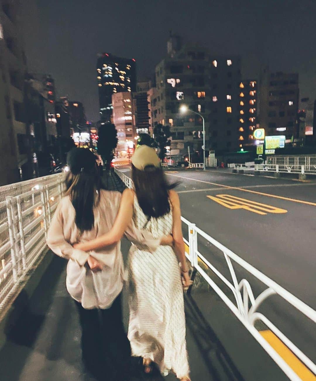 宮本茉由さんのインスタグラム写真 - (宮本茉由Instagram)「24ちゃいおめでとう🤍 きっとおばあちゃんになってもあーだこーだ言いながら仲良くくっついて歩いてるんだろうな。笑　これからも末永ーくよろしく😚　素敵な一年をー！！⭐️」2月4日 19時52分 - mayu_miyamoto_official