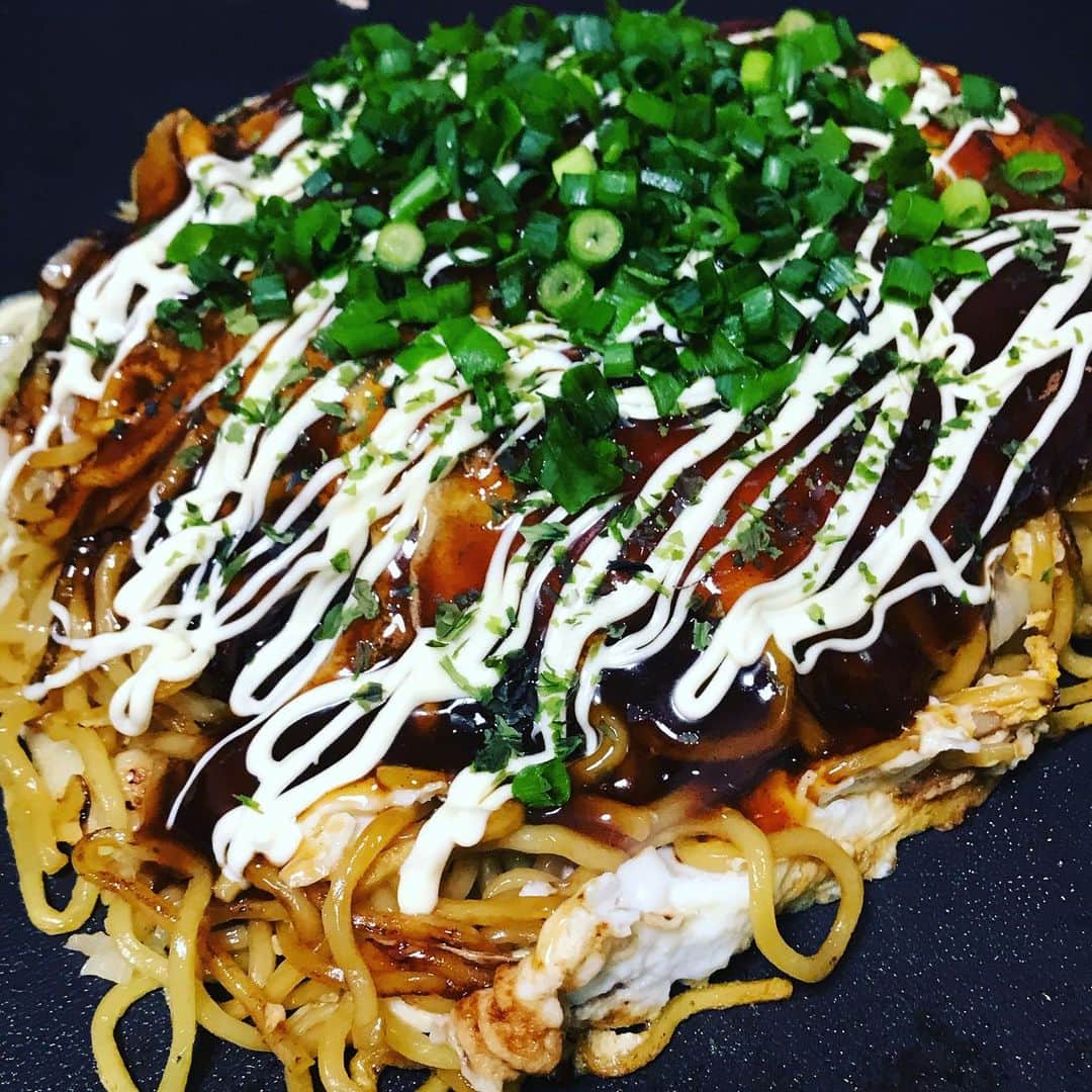 のインスタグラム：「俺の広島焼き。 食べに行きたいけど行けないから自分で焼いた。 我ながら上手く焼けた。  #広島焼き #お好み焼き」