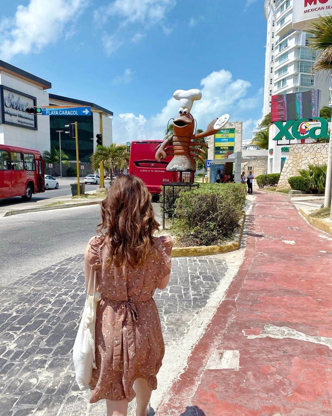 空山菜摘さんのインスタグラム写真 - (空山菜摘Instagram)「♡ 南国が恋しい〜〜〜〜〜🌺🌴🍹 . . 元々旅行の投稿も人気やったんやけど、 全然行けなくなっちゃったから…😢 年末らへんからガラッと コスメ&メイク系の投稿を増やしてて💄 やっと美容系らしくなってきたかな？🤔笑 . 美容ネタやったらどんな投稿が見たいか みんなのリクエストを聞かせて〜 (新作のスウォッチが見たい、アイメイク方法が 見たい、全顔の仕上がりが見たい…etc) . . 📸大好きな🦐に向かう空山😂❤️ (海鮮大好きやけどその中でも 1位に君臨しているのがエビ🤫) . . . .  #ソラtrip  #ワンピース #前髪アレンジ  #カンクン旅行 #カンクン観光 #ミラーレス女子  #ヘアピン #ハンドメイドピアス #カンクン #グアム旅行 #ハワイ旅行 #プーケット旅行  #メキシコ #メキシコ旅行 #旅行大好き #女子旅 #タビジョ #旅行好きな人と繋がりたい #リゾートホテル #セブ島旅行」2月4日 19時55分 - natsumi_sorayama