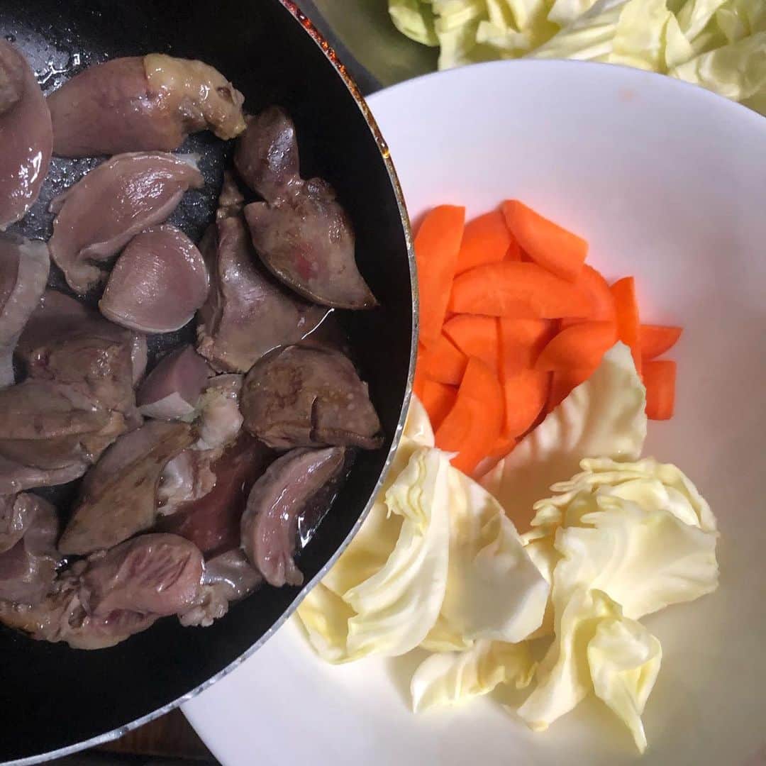 直樹 加藤さんのインスタグラム写真 - (直樹 加藤Instagram)「.. で、本日のメインディッシュです。  肉気は、赤血球増加のための鶏レバーと砂ずり。  野菜は、キャベツ、ニンジン、ニラ、ニンニクの芽です。  今回は、比較の意味で、オイルコーティング無しで作りました。  この料理で一番大事にしているのが、野菜の食感です。  ひとつの皿の中にある食材全てが、最適な火の通し具合にある事。  特にキャベツ。  キャベツは、柔らかな葉っぱ、硬い芯、芯に近い、やや厚みのある部分と、3つに分けて時間差調理しています。  ニラも、柔らかな葉っぱと軸に分けています。  さて、オイルコーティングの有無で何が具体的に変わったのか？  食感と発色ですね。  一番はっきり伝わるのは、キャベツの芯と、やや厚みのある部分の食感が明らかに悪いです。  オイルコーティングして調理すると、食材に歯が当たって、噛み切る瞬間の「ザクッ」と言う小気味良い感覚になってるはずなんですが、ここが、イマイチなんですよね。  時間差調理で、火の通り具合は、いつもの青っぽいニュアンスのない適正な感じなんですけどね。  野菜炒めの美味しさの大部分は、食感なんだと、改めて感じます。  この調理法のヒントは、五十嵐美幸シェフの「青梗菜炒め」にあります。  このレシピは、炒めるというより蒸す的な加熱のやり方なんですよね。  詳しくは、ググって下さい。  元レシピは、鶏ガラスープの素が使われており、蒸しの工程が済んだ段階で完成です。  54歳の胃袋は、化学調味を処理できず、胸焼けが起こります。  時間差調理が終わったら、調味液と具材を分離して、調味液を詰めてから、食材を戻して絡めて完成となります。  お手間入りなレシピ…  ま、慣れましたけど。  オイルコーティング、必ずしよ。  合わせたワインは、イタリアのネグロアマーロ。  こちらも、抜いて3日目くらい。  イイ感じに馴染んだ味わいに。  鶏レバーと砂ずりの苦味を含んだ脂感が、ワインの苦味とタンニンに寄り添います。  最後に彩りで、かける雲南唐辛子も、ワインのスパイシーなニュアンスと合いますわ。  ワインと野菜炒め、実はめっちゃ好み。  そもそもワインって、農産物ですもんね。  #大文字屋加藤酒店 #西七条 #梅小路 #町の酒屋 #料理好きな人と繋がりたい #野菜たっぷり #野菜炒め #ワイン好きな人と繋がりたい #デイリーワイン #安ウマワイン #ローヌ #ローヌワイン #ローヌブレンド #グルナッシュ #シラー #五十嵐美幸 #イタリアワイン #ネグロアマーロ#アルデンテ」2月4日 19時59分 - daimonjiyakatonaoki