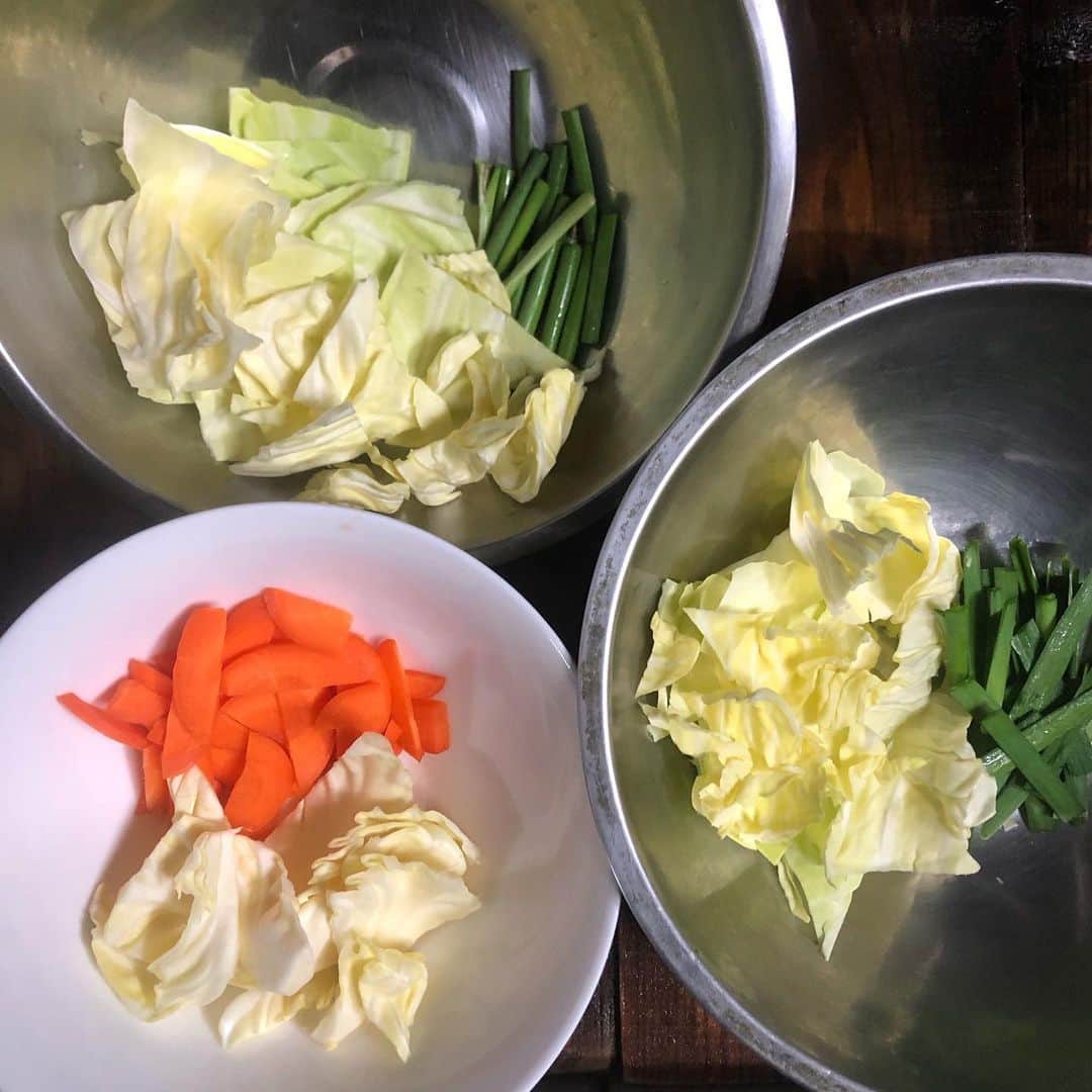 直樹 加藤さんのインスタグラム写真 - (直樹 加藤Instagram)「.. で、本日のメインディッシュです。  肉気は、赤血球増加のための鶏レバーと砂ずり。  野菜は、キャベツ、ニンジン、ニラ、ニンニクの芽です。  今回は、比較の意味で、オイルコーティング無しで作りました。  この料理で一番大事にしているのが、野菜の食感です。  ひとつの皿の中にある食材全てが、最適な火の通し具合にある事。  特にキャベツ。  キャベツは、柔らかな葉っぱ、硬い芯、芯に近い、やや厚みのある部分と、3つに分けて時間差調理しています。  ニラも、柔らかな葉っぱと軸に分けています。  さて、オイルコーティングの有無で何が具体的に変わったのか？  食感と発色ですね。  一番はっきり伝わるのは、キャベツの芯と、やや厚みのある部分の食感が明らかに悪いです。  オイルコーティングして調理すると、食材に歯が当たって、噛み切る瞬間の「ザクッ」と言う小気味良い感覚になってるはずなんですが、ここが、イマイチなんですよね。  時間差調理で、火の通り具合は、いつもの青っぽいニュアンスのない適正な感じなんですけどね。  野菜炒めの美味しさの大部分は、食感なんだと、改めて感じます。  この調理法のヒントは、五十嵐美幸シェフの「青梗菜炒め」にあります。  このレシピは、炒めるというより蒸す的な加熱のやり方なんですよね。  詳しくは、ググって下さい。  元レシピは、鶏ガラスープの素が使われており、蒸しの工程が済んだ段階で完成です。  54歳の胃袋は、化学調味を処理できず、胸焼けが起こります。  時間差調理が終わったら、調味液と具材を分離して、調味液を詰めてから、食材を戻して絡めて完成となります。  お手間入りなレシピ…  ま、慣れましたけど。  オイルコーティング、必ずしよ。  合わせたワインは、イタリアのネグロアマーロ。  こちらも、抜いて3日目くらい。  イイ感じに馴染んだ味わいに。  鶏レバーと砂ずりの苦味を含んだ脂感が、ワインの苦味とタンニンに寄り添います。  最後に彩りで、かける雲南唐辛子も、ワインのスパイシーなニュアンスと合いますわ。  ワインと野菜炒め、実はめっちゃ好み。  そもそもワインって、農産物ですもんね。  #大文字屋加藤酒店 #西七条 #梅小路 #町の酒屋 #料理好きな人と繋がりたい #野菜たっぷり #野菜炒め #ワイン好きな人と繋がりたい #デイリーワイン #安ウマワイン #ローヌ #ローヌワイン #ローヌブレンド #グルナッシュ #シラー #五十嵐美幸 #イタリアワイン #ネグロアマーロ#アルデンテ」2月4日 19時59分 - daimonjiyakatonaoki