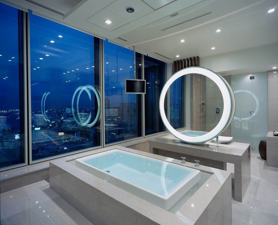 Conrad Tokyoさんのインスタグラム写真 - (Conrad TokyoInstagram)「ガラス張りの開放的なバスルームで、夜景を眺めながらゆっくり一日の疲れをおとりください。  Relax in your open glass bathroom while gazing at the night view from your window.  Share your own images with us by tagging @conrad_tokyo ————————————————————— #コンラッド東京 #コンラッド #ホテル #汐留 #東京 #新橋 #銀座 #港区 #ホテルステイ  #ステイケーション #おこもりステイ #バスルーム #スイートルーム #ロイヤルスイート #ConradTokyo #StayInspired #Shiodome #Shinbashi #staycation #hotelstay#bathroom #suiteroom #royalsuite」2月4日 20時00分 - conrad_tokyo
