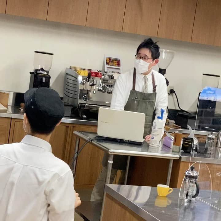 札幌ベルエポック製菓調理専門学校【公式】のインスタグラム：「カフェ科1年生 ✨特別授業✨  先日おでかけ授業で伺った 札幌市東区にある 《十四堂珈琲》オーナー 大畑さんに ベルエポック自慢の カフェ実習室で 特別授業をして いただきました😆 ベルエポックカフェ科の 卒業生大畑さんだからこそ 出来る‼️ 学生に寄り添った授業 プロの技術、話術を間近で 勉強させて頂きました😊✨  大畑さん、 ありがとうございました💖  #おでかけ授業 #特別授業 #業界直結 #プロから学ぶ #本物 #学び #製菓  #調理  #カフェ  #製菓調理専門学校ベルエポック #衛生管理  #食材教育 #札幌ベルエポック製菓調理専門学校 #いろいろな体験と #たくさんの出逢い #可能性が広がる #ベルエポック」